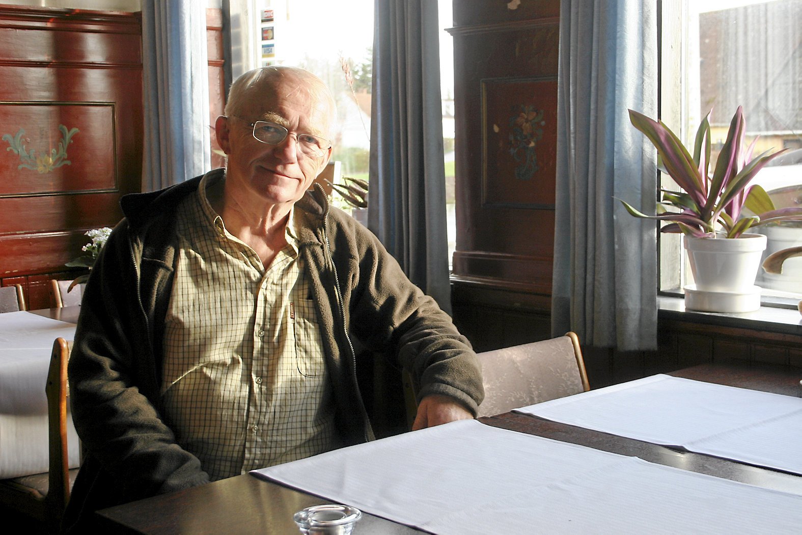 Leif Rasmussen har med 41 år på Damme Kro efterhånden optjent retten til at trække sig tilbage - og det gør han så på lørdag.