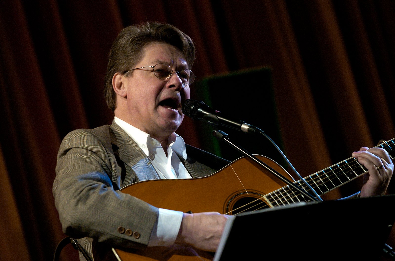 Foreningen Skamstrup og Omegn inviterer til Erik Grip-koncert fredag den 24. april. Kokken Anders Jansson frister med en forårsmenu før koncerten.