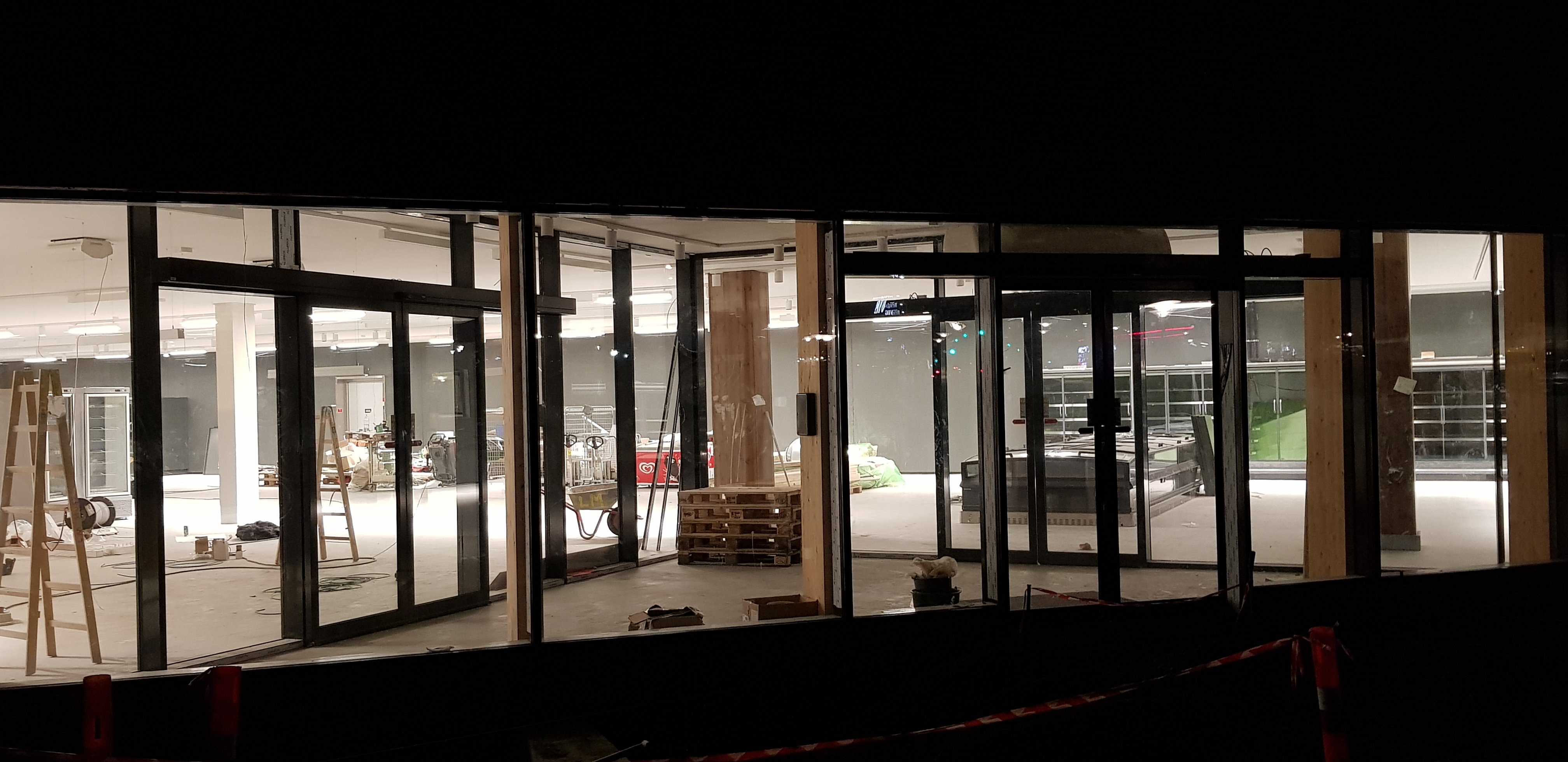 I december-mørket er håndværkerne i gang med at ombygge og indrette Netto i Vig efter det nye koncept. Butikken genåbner 21. december. Foto: Stefan Andreasen