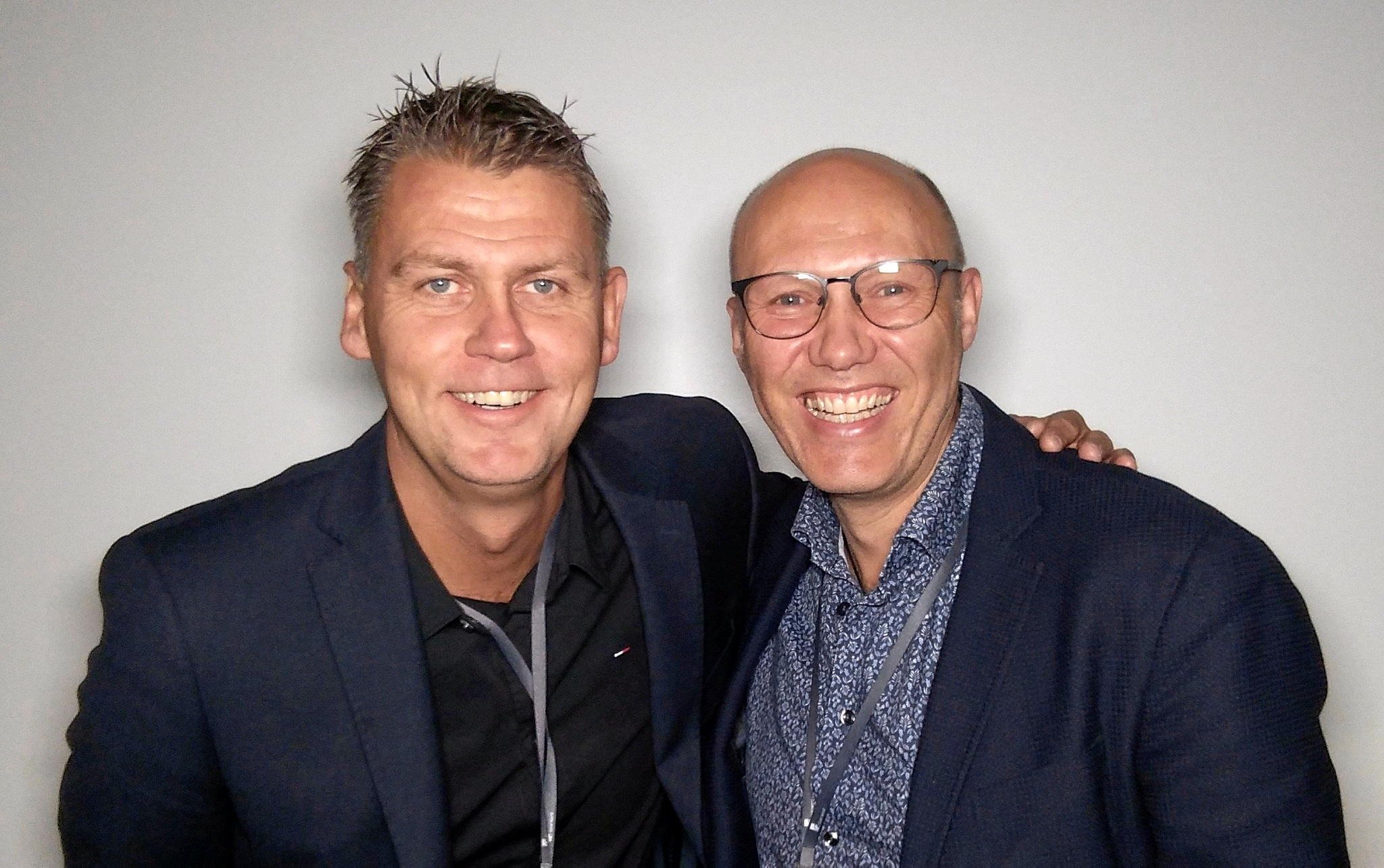 Jesper Enghave Fruergaard (th.), der er direktør i Spar Nord Hillerød, og Jesper Brendstrup (tv.), der er afdelingsdirektør i Spar Nord Hillerød, har samlet et hold til årets Cykelnerven, der er Scleroseforeningens årlige velgørenhedsevent. Pressefoto