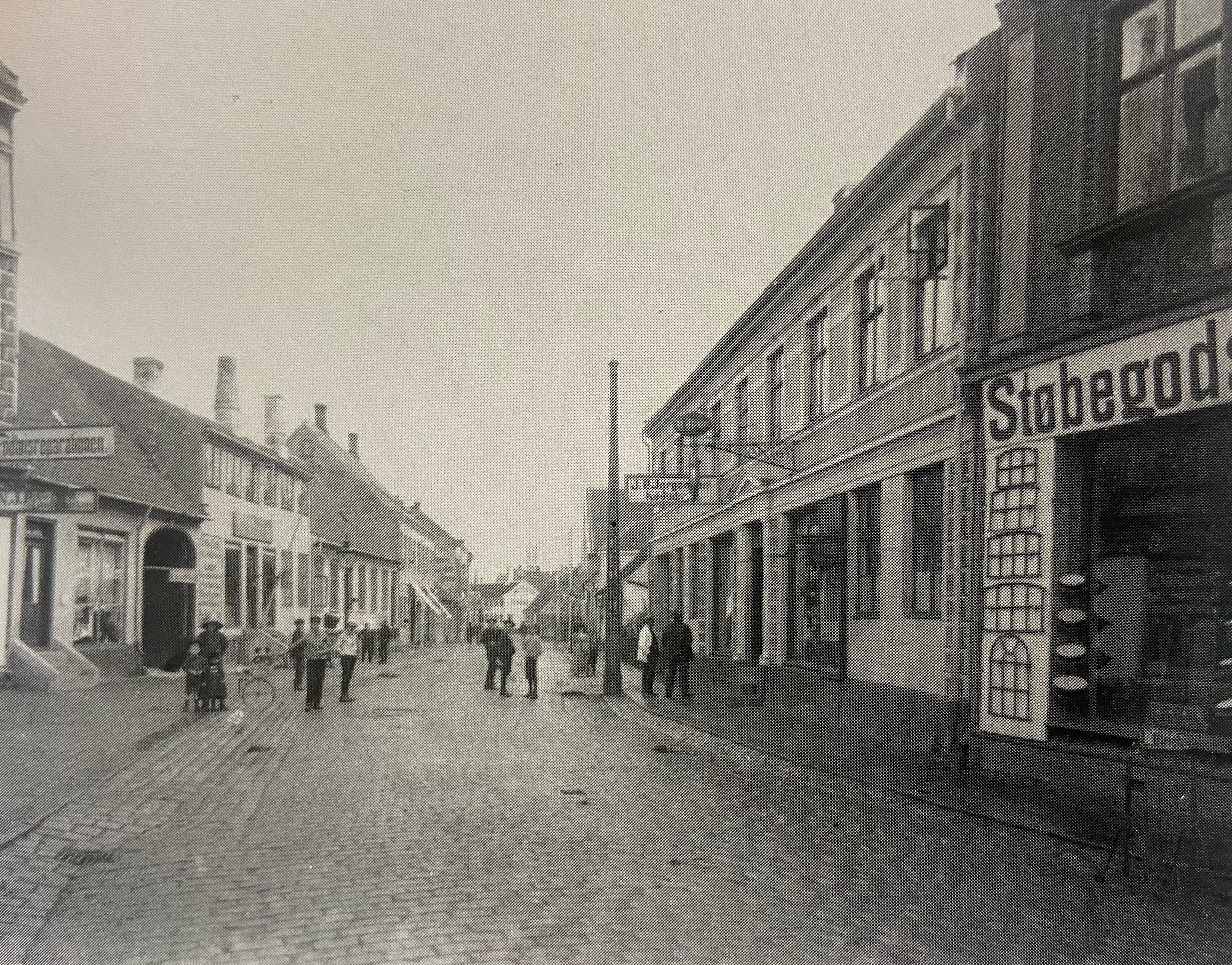 Her er Smedegade set fra Nytorv. Hovedvejen over Sjælland gik gennem Slagelse. Derfor betyder Slagelse “vejen over Sjælland”.