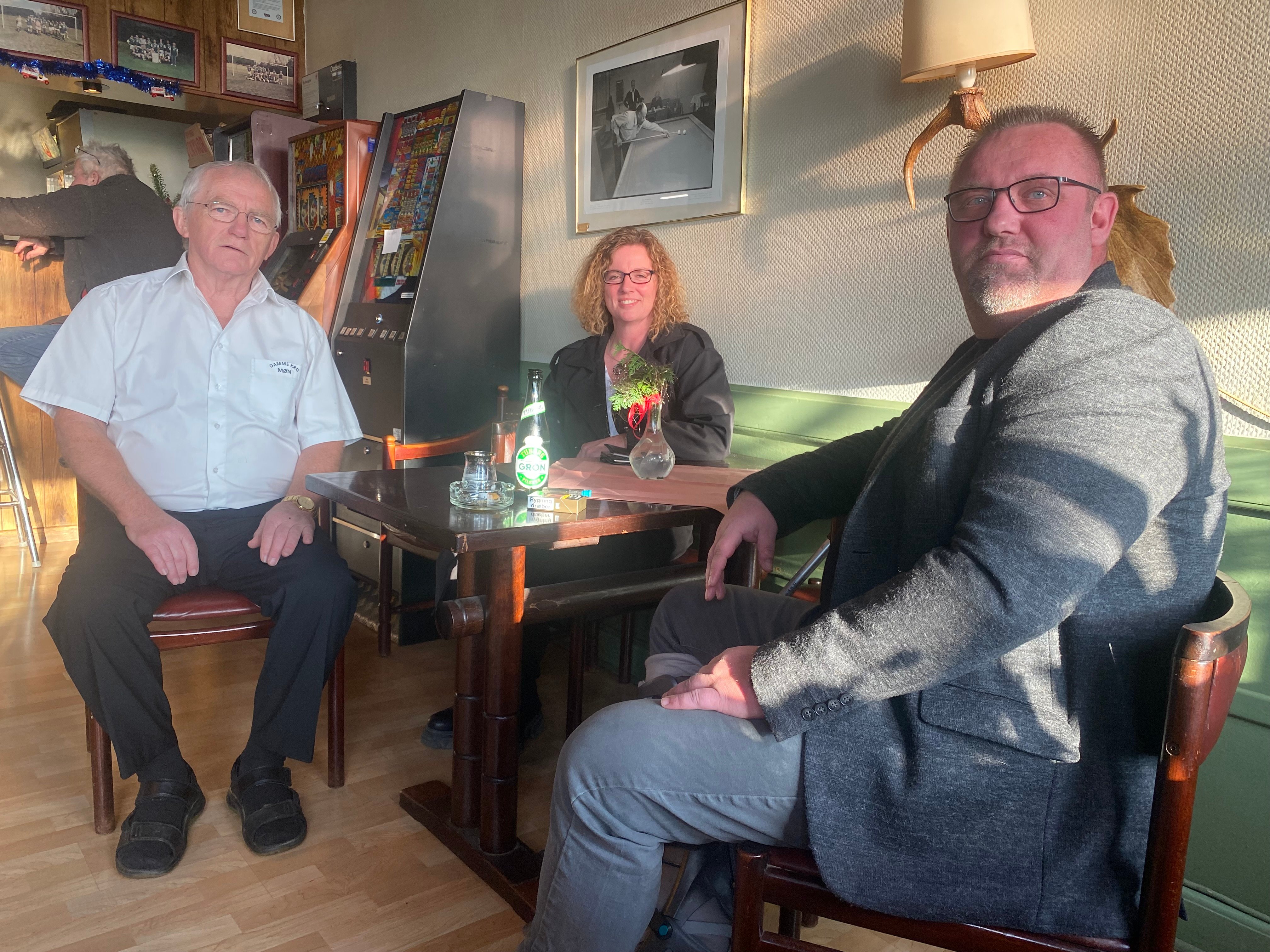 Leif Rasmussen, til venstre havde sidste dag på kroen, da han lørdag overdrog til Britta og Michael Andersen. Foto. Lene C.. Egeberg