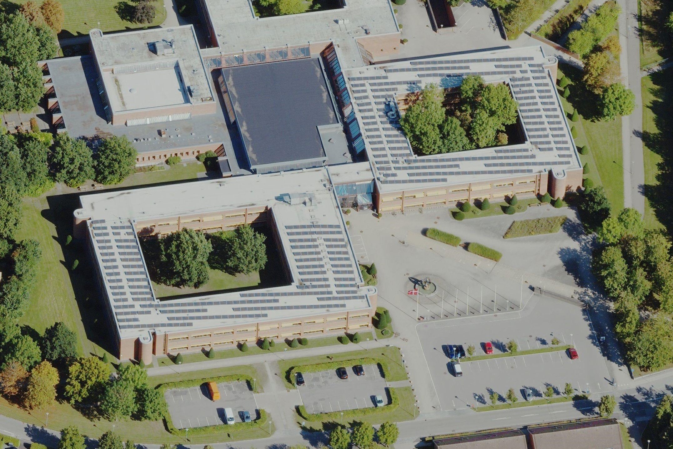 På det nuværende rådhus i Høje-Taastrup er der allerede solceller. Foto: Skråfoto