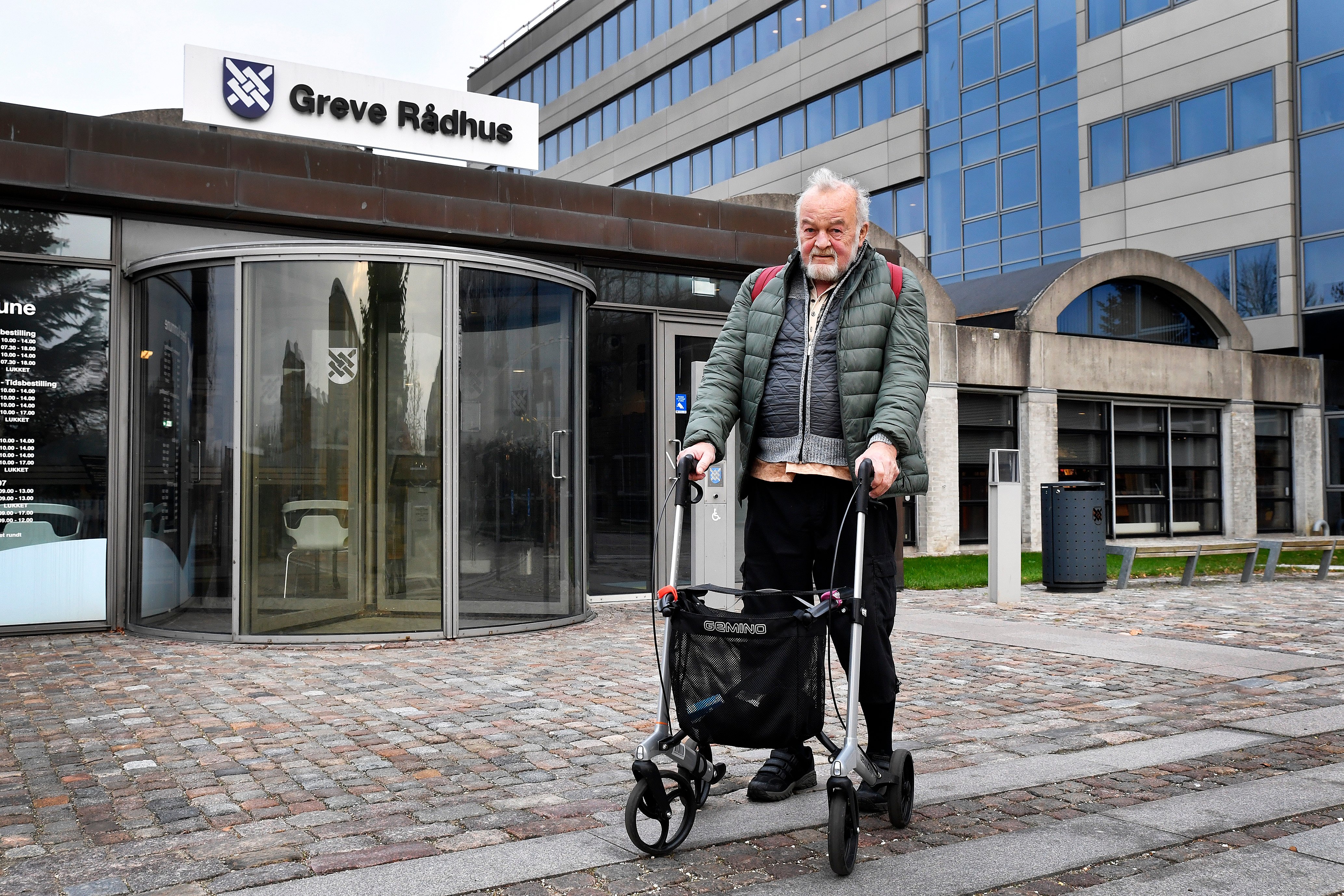 Eric Lerche tog i 2022 op til Greve Rådhus for at aflevere underskrifter for at bevare biblioteket i Karlslunde.