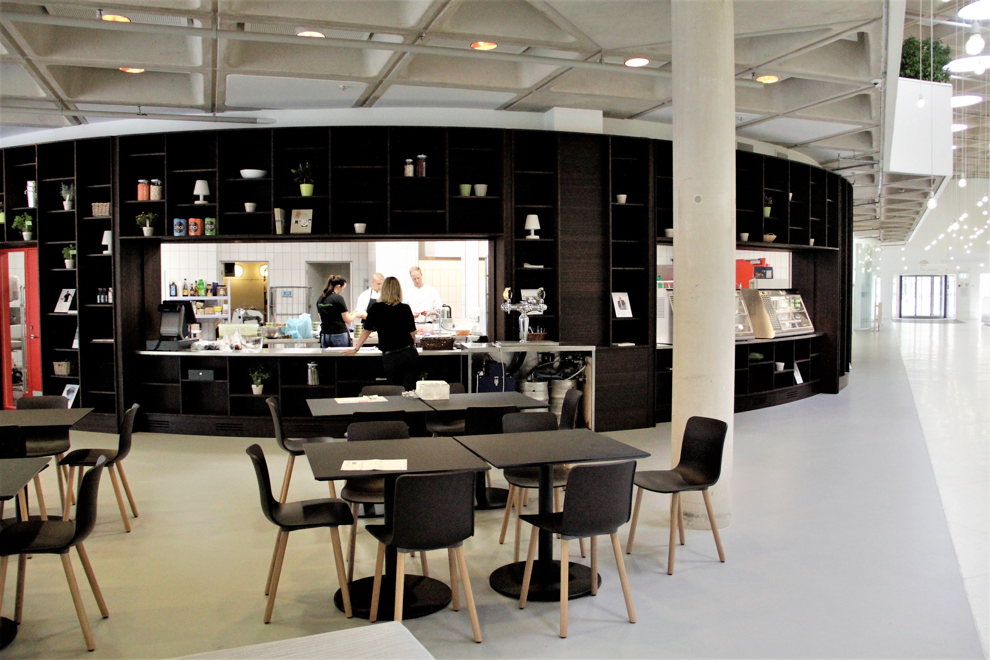 Trommens café og restaurant har været i forskellige hænder igennem årene. Nu vil kommunen igen søge efter en forpagter, efter at den nuværende har sagt op.