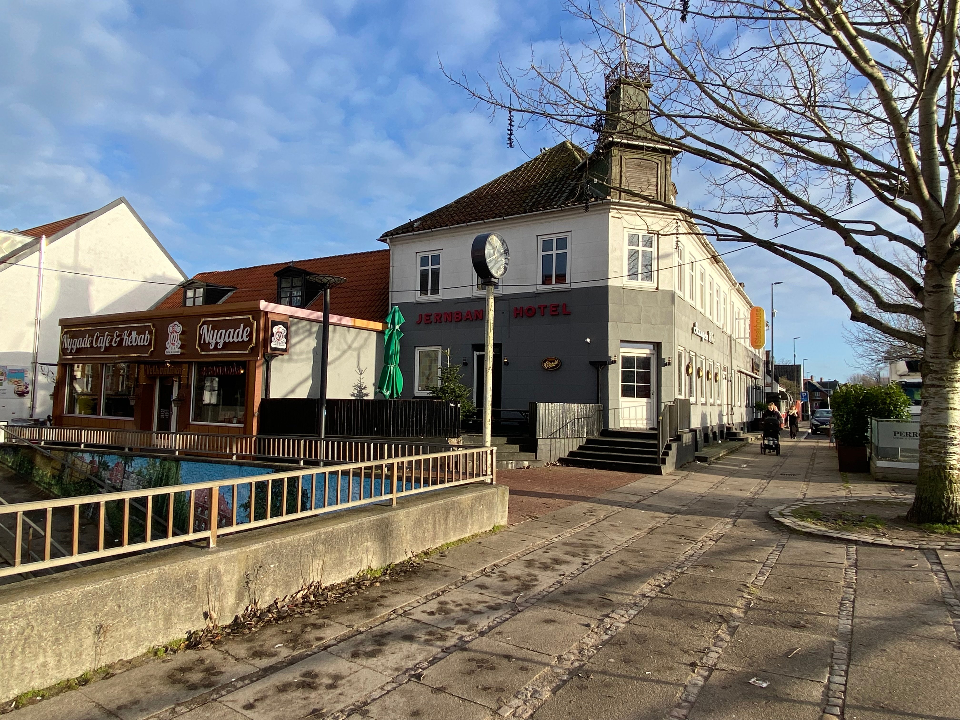 Der bliver lagt nyt tag på Jernbanehotellet, hvor der skal indrettes nye boliger til erstatning for de gamle hotelværelser på førstesalen og eventuelt også i tagetagen.