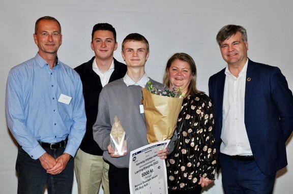 Marcus blev fejret af sin familie og lykønsket af borgmester Thomas Lykke Pedersen. Foto: Fredensborg kommune.