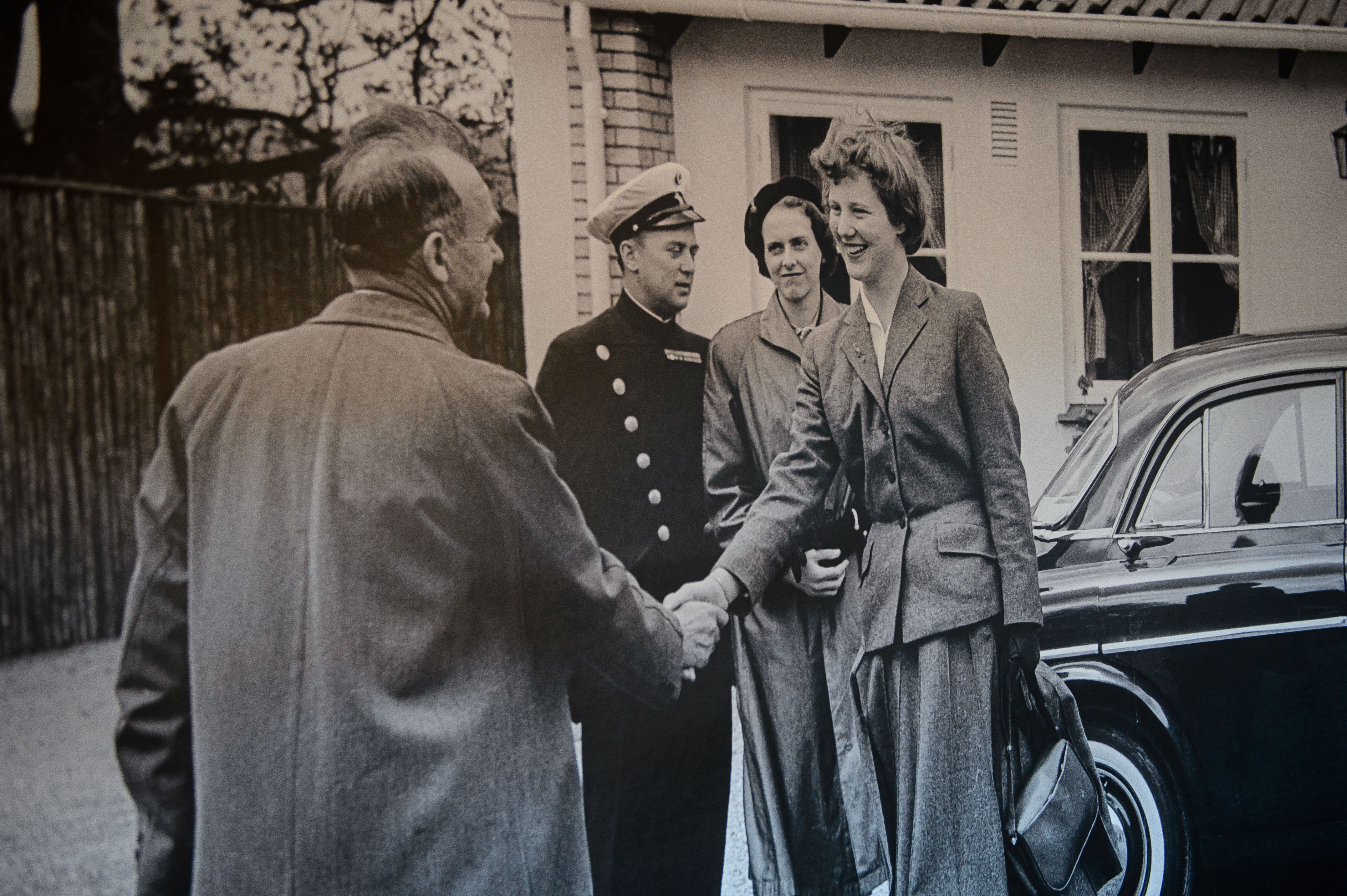 Her er et billede fra et af dronningens besøg på gården.