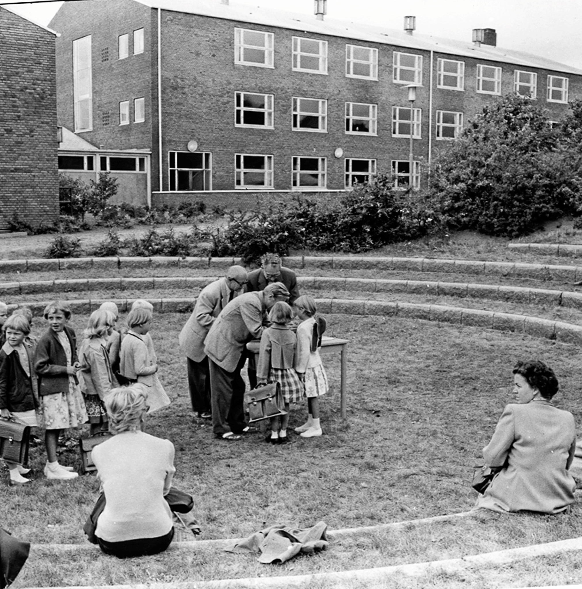 Indskrivning til 1. klasse på Frederiksborg Byskole i 1956. Foto: Birgit Kjeldmand. Lokalhistorisk Arkiv, Hillerød Bibliotek