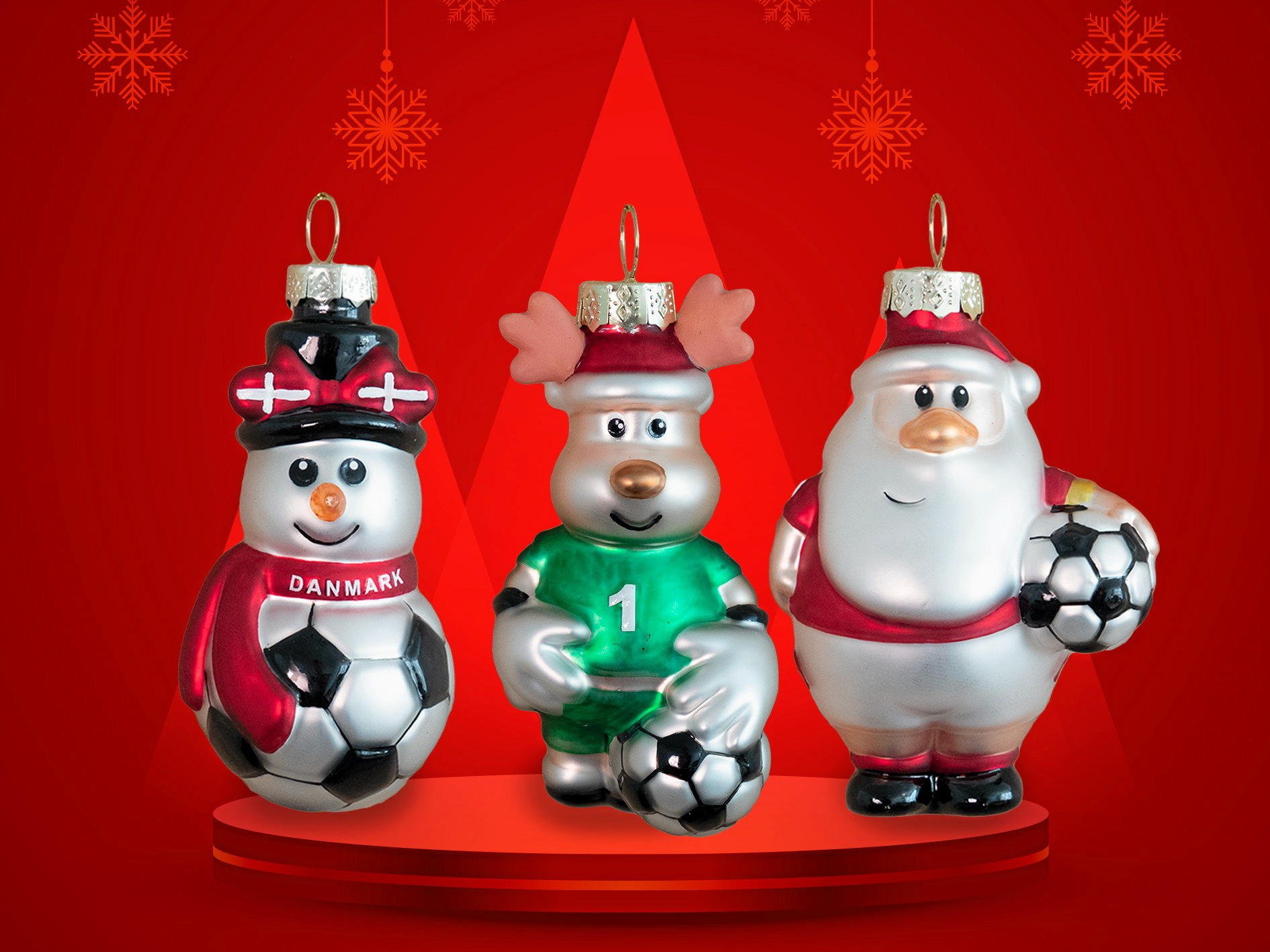 I anledning af VM i fodbold sælger Kræftens Bekæmpelse i år  glaspynt til juletræet i fodboldklæder og en humørkalender med børnecitater. Penge fra salget af det går til kampagnen “Kræft er ikke for børn”. Foto: Kræftens Bekæmpelse