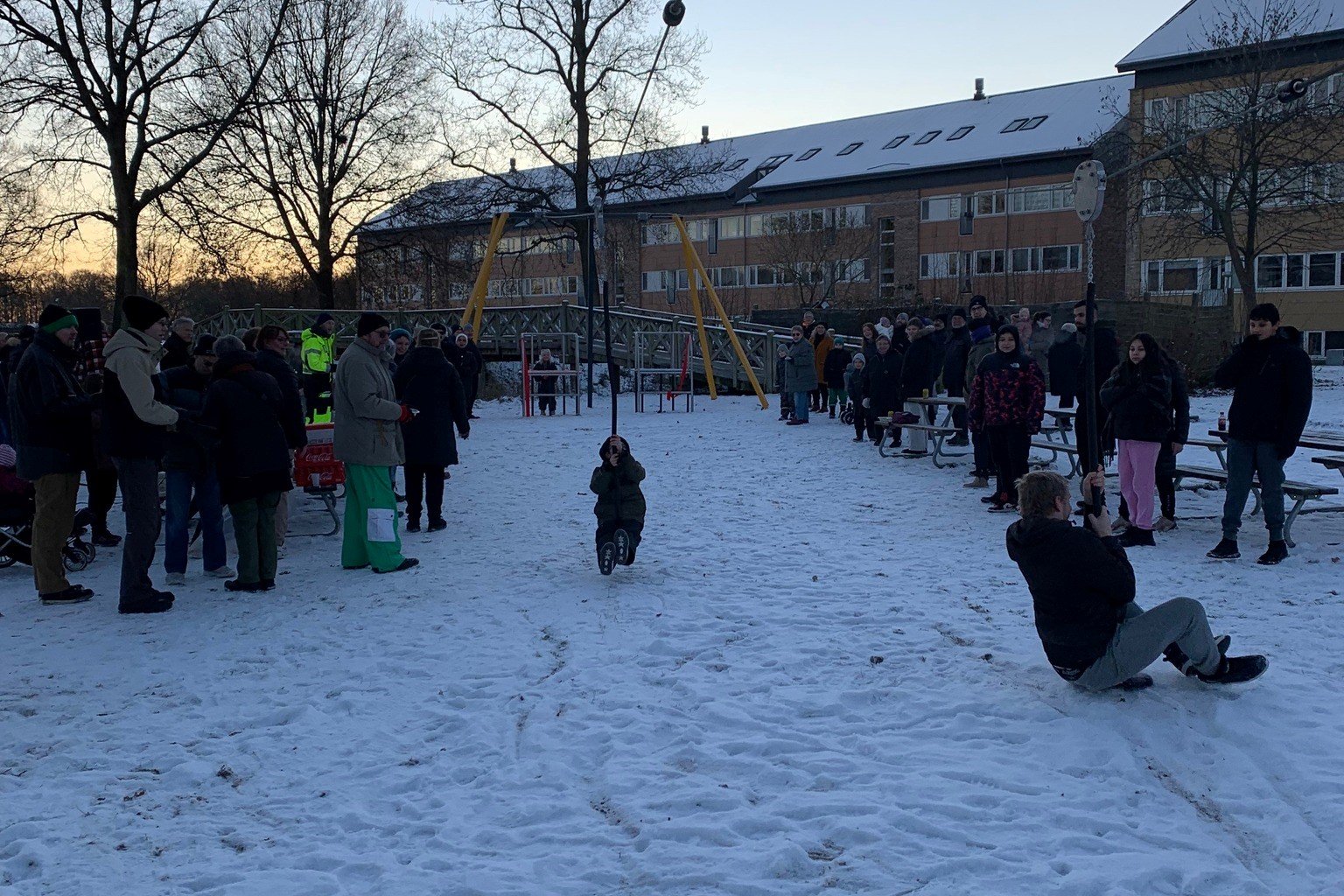 Det var koldt, men festligt, da svævebanen blev taget i brug fredag den 16. december. Foto: Anje Holmstad