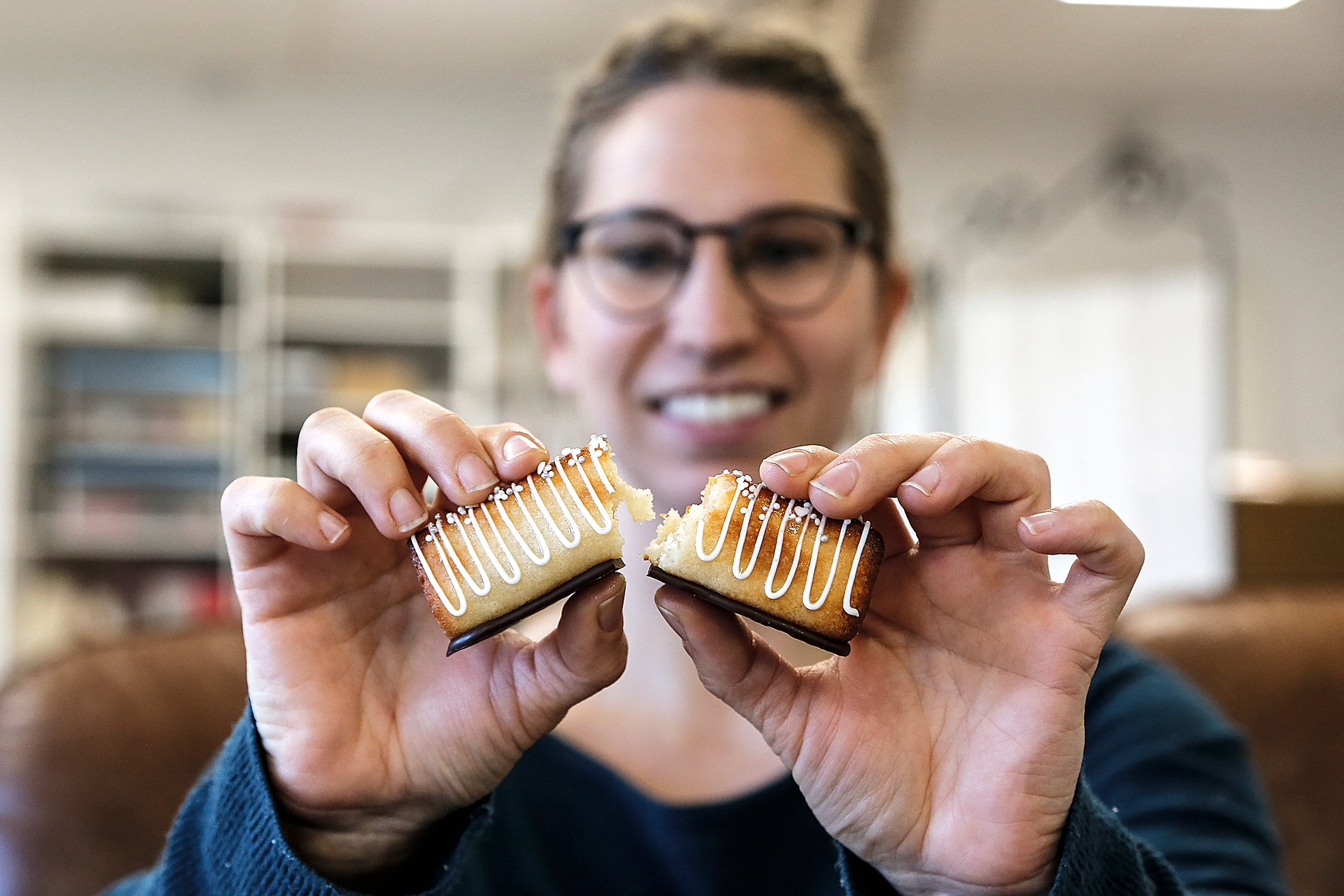 Man kan knap sige nytår uden at sige kransekage. Men hvordan bager og dekorerer man den helt perfekte af slagsen? Kirsten Comlossy fra CakeCreations guider her til den perfekte kransekage.