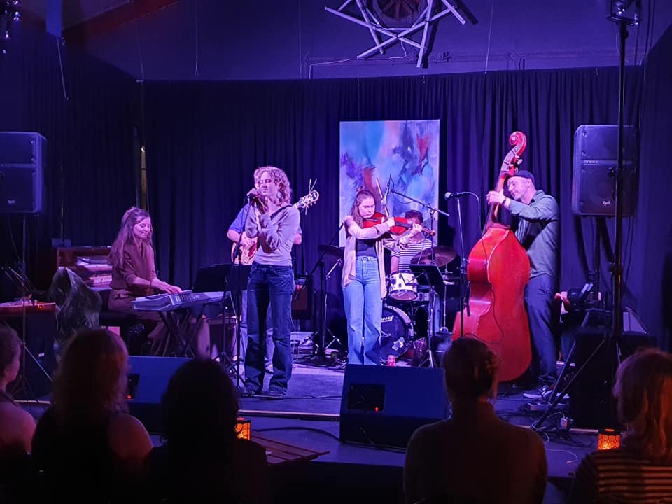 Rytmisk Musikforening Steps Ahead har held med at tiltrække de unge til jamsession-aftener i Kunstsmedjen.