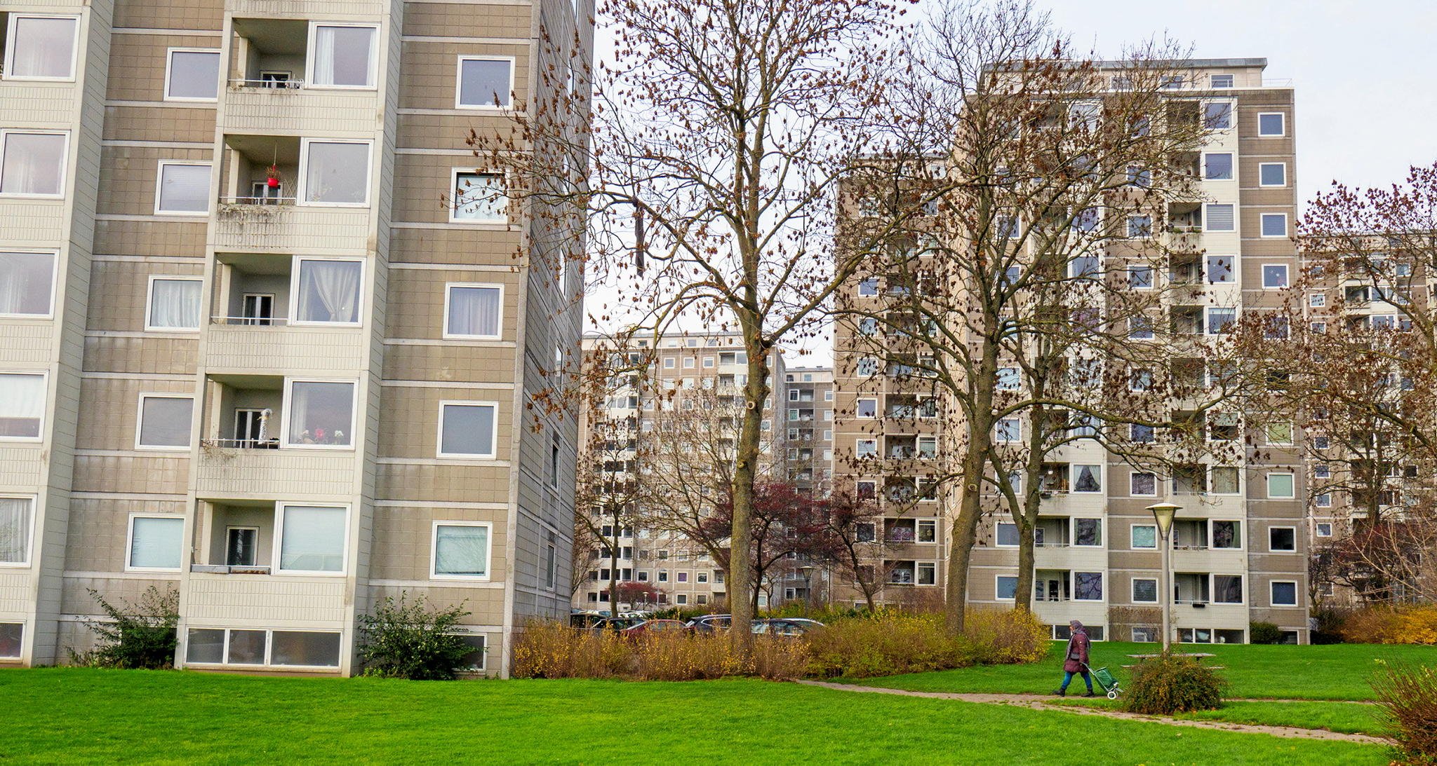 Planerne om renovering af tre højhuse på Bellahøj har været undervejs i 10 år. I den seneste tid er der rejst mistanke om husenes sikkerhed, og eksperter er ved at vurdere, hvor slemt, det står til. Boligselskabet vil genhuse beboerne permanent, men de kæmper for, at det kun bliver midlertidigt. Foto: Kaj Bonne