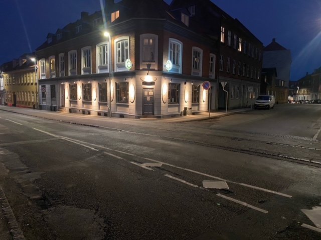 Indehaveren af Teatercaféen i Slagelse, Heidi Hundevadt, ser lyst på fremtiden, men indrømmer også, at det gør ondt for tiden. Hun bruger nedlukningen på at forfine rammerne og gøre klar til »et ordentligt skrald« på den anden side.