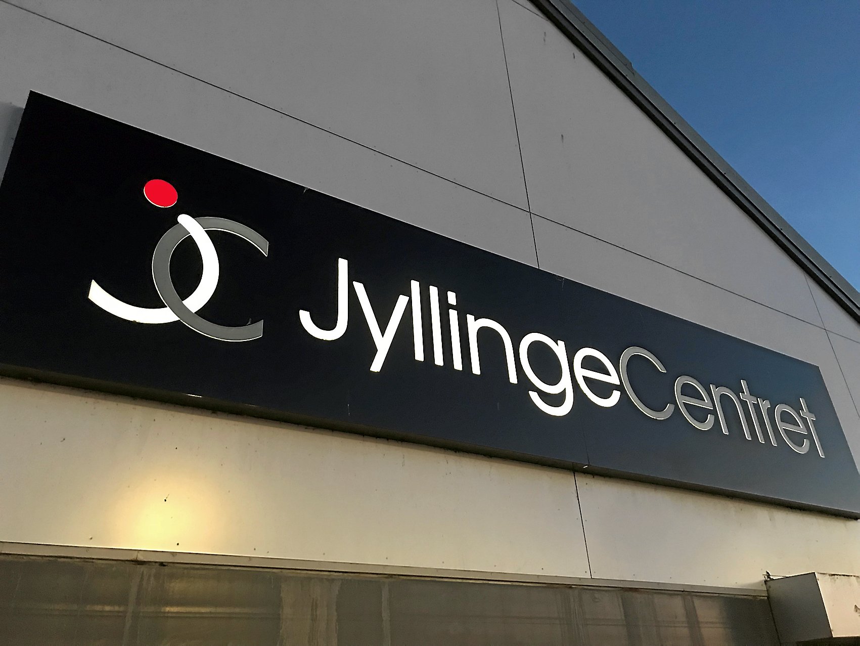 En butikstyv var søndag på spil i Jyllingecentret, men slap hverken godt fra det over for politiet eller sin kæreste.