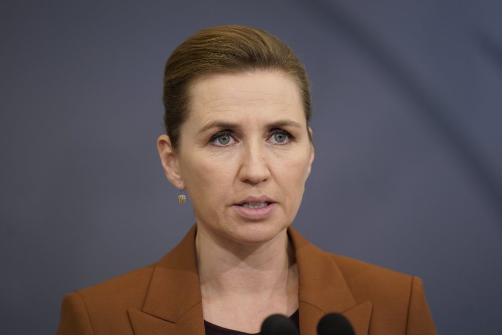 Det er alvor nu, hvis vi skal stoppe en stejl vækst i coronasmitten. Forsamlingsloft og afstandskrav skærpes i to uger. Men vi står endnu over for det værste.