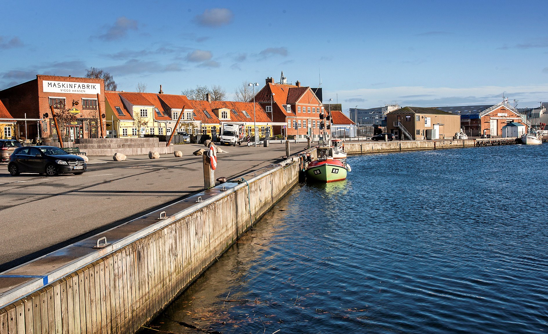 En kvinde anmeldte lørdag morgen en voldtægt i Køge. Ifølge politiet gik hun ved havneområdet i Køge, da hun mødte den formodede gerningsmand.