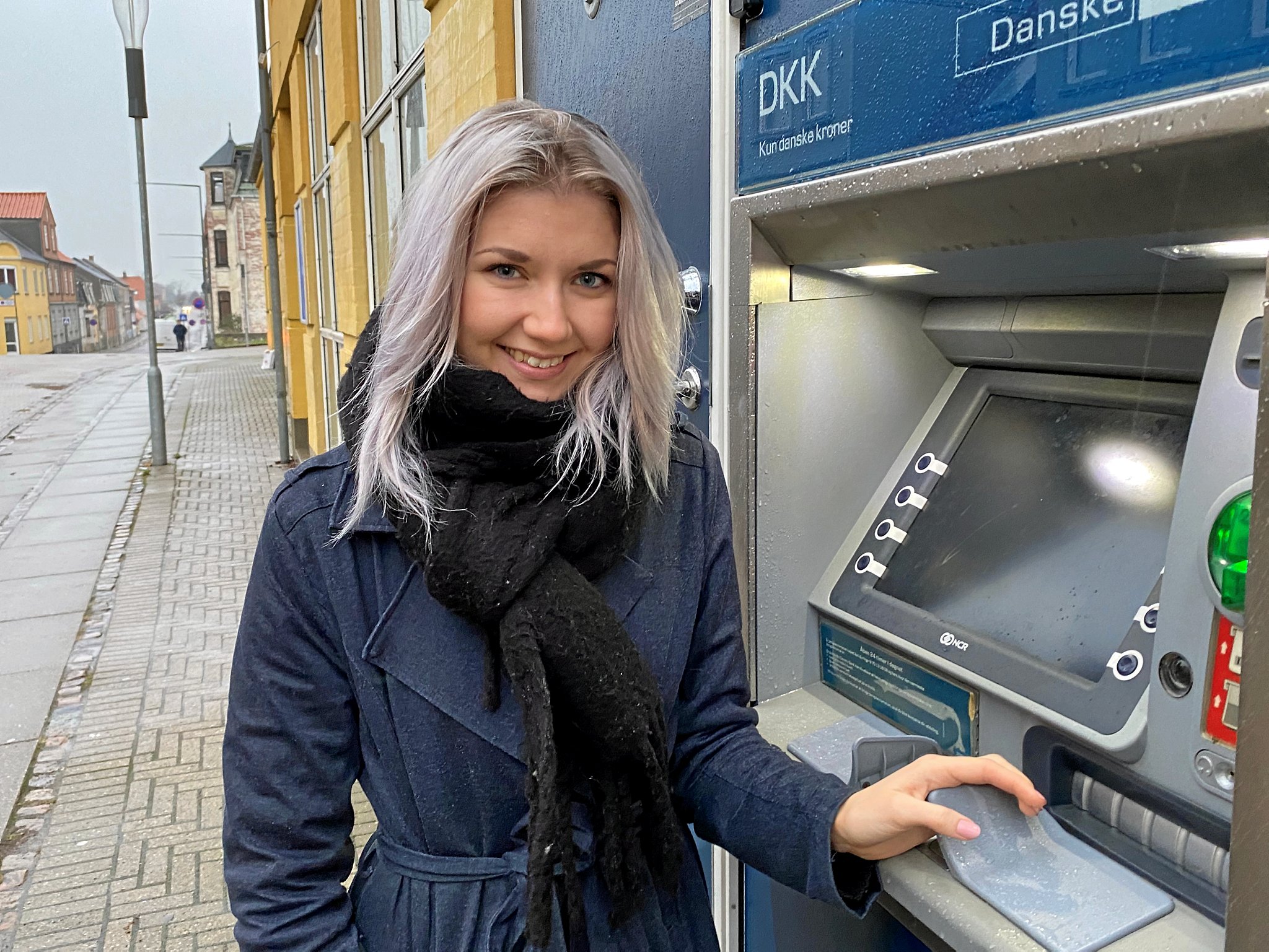 22-årige Cecilie Bonne har aldrig før fået så mange reaktioner, fordi hun sikrede en ukendt ejer et stort kontant beløb, som vedkommende havde glemt i hæveautomaten på Halsskovvej i Korsør.
