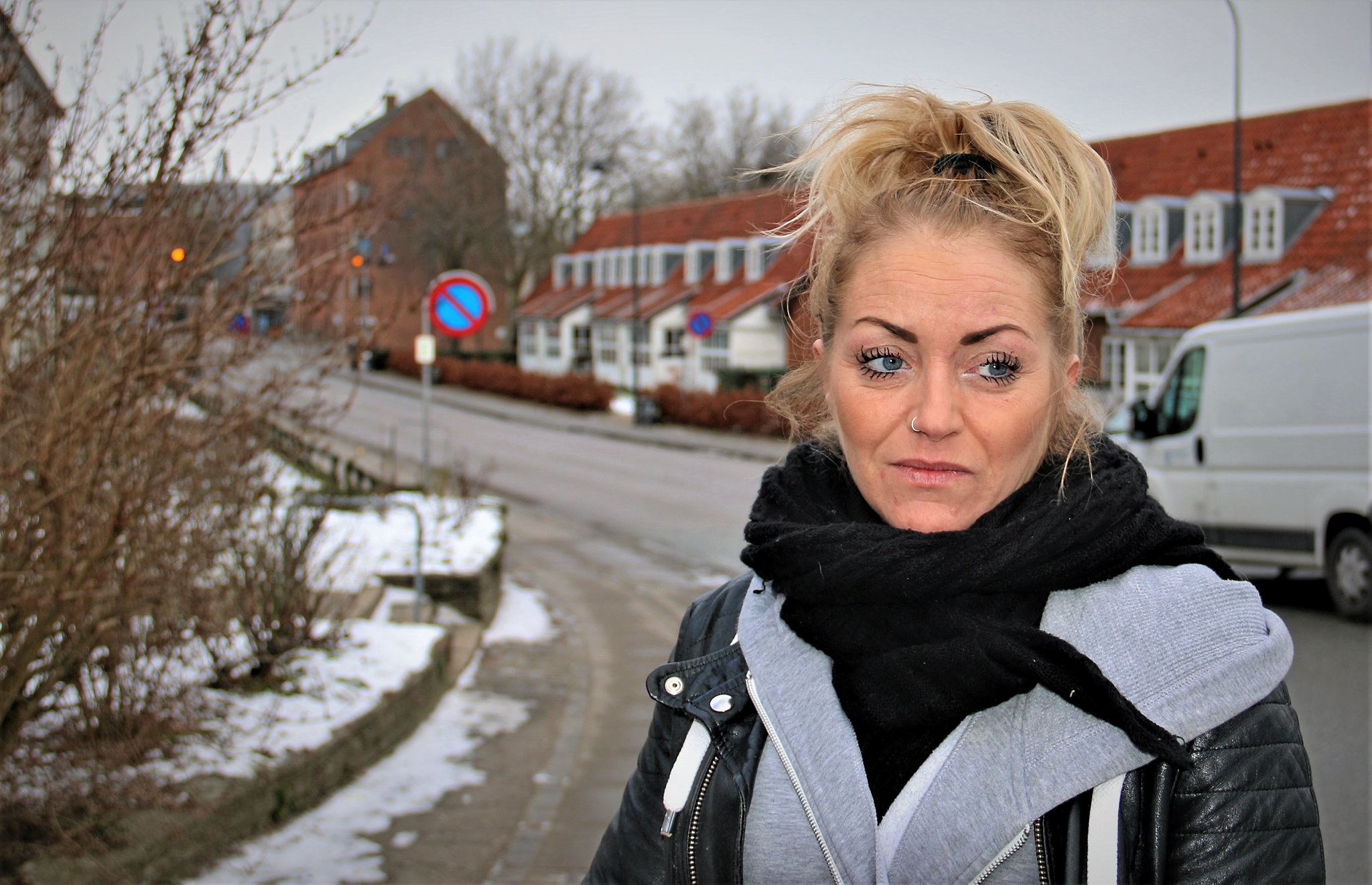 Siden sensommeren har grupper af unge skabt utryghed i Birkerød, vurderer politiet. Men tingenes tilstand afhænger af de mange øjne, der ser. Det handler om umotiverede overfald og stoffer. Men også om hjælpsomme unge med drømme for fremtiden. Alt sammen sat på spidsen af corona.