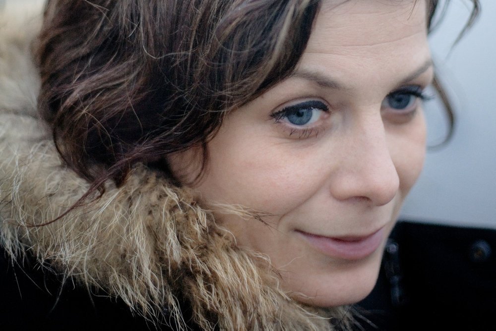 Camilla Bendix mistede sin mor som 17-årig. Hun fik afløb fra sin sorg på Skuespillerskolen. Nu har hun elsket faget i over 25 år. 20. februar fylder hun 50.