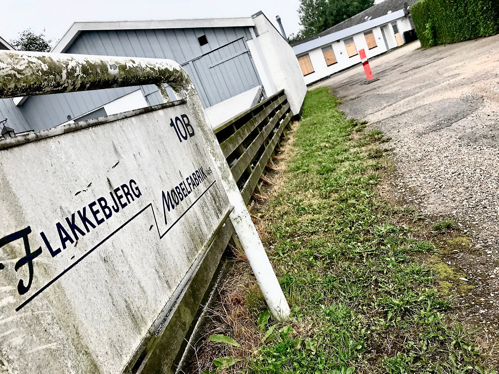 Møbelfabrikken i Flakkebjerg Stationsby lukkede i 2018. Siden havde fabriksbygningerne en noget omtumlet tilværelse som tilholdsted for en motorcykelklub med tilknytning til Bandidos. I 2021 blev fabrikken solgt, og nu er der planer om at bygge boliger på fabrikkens område og et par tilstødende grunde.