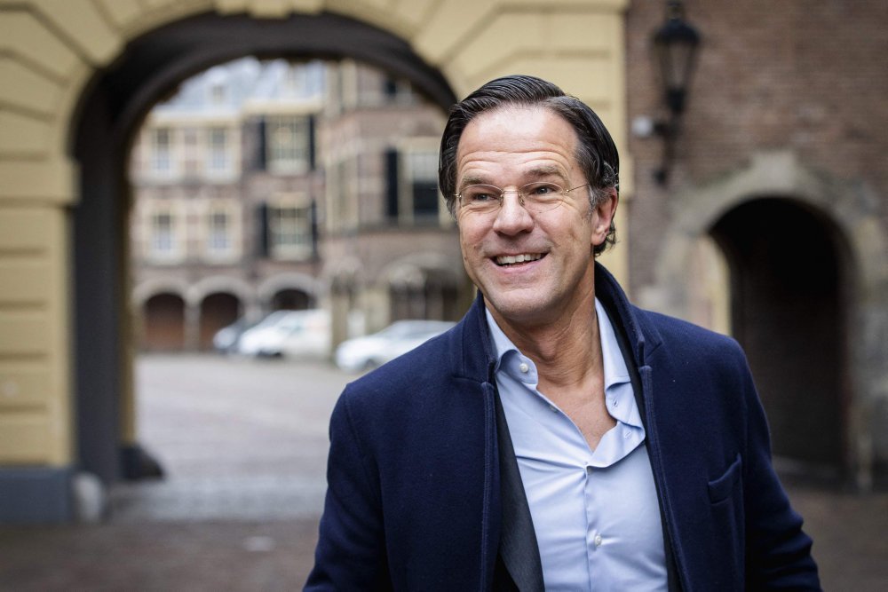 Til trods for utilfredshed med coronarestriktioner og skandaler er den ligefremme hollænder Mark Rutte godt på vej mod tredje genvalg som premierminister.