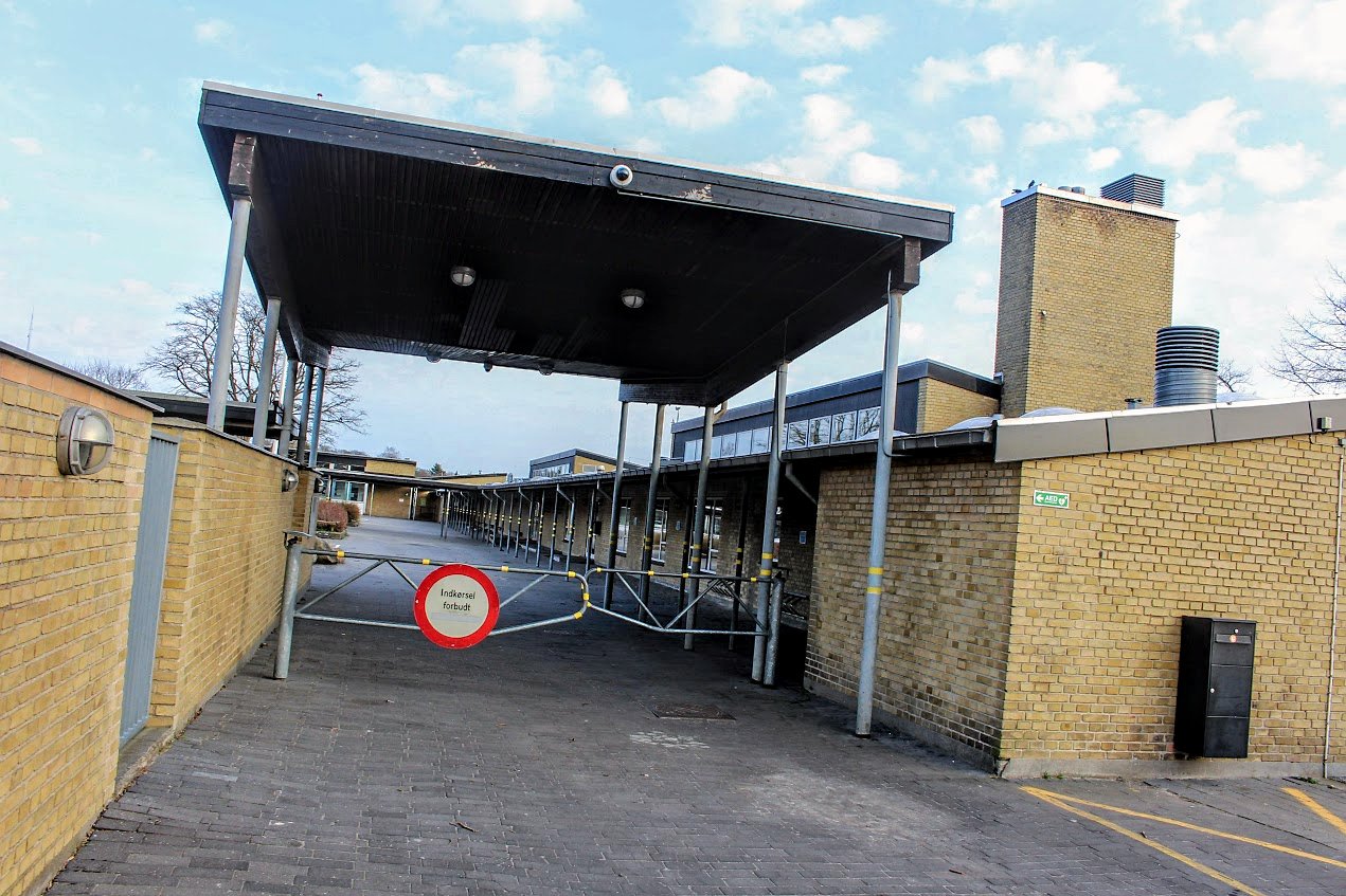 Furesø Kommune oplyser nu, hvilken skole den pædagog, der er blevet sigtet for alvorlige anklager om seksuelle overgreb og grooming på et skolebarn, var ansat på.