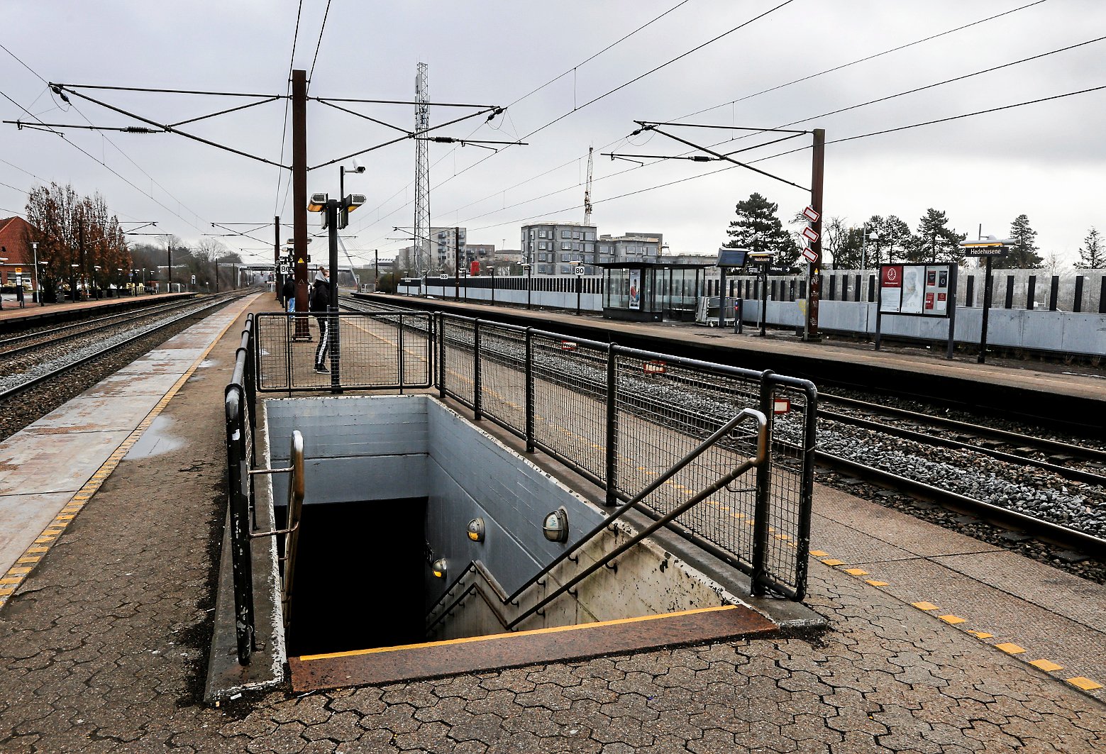 Trappen her er den eneste mulighed for at komme til og fra perronen på Hedehusene Station. Det gør det problematisk at tilgå den for blandt andet dårligt gående. I lang tid har en elevator været ønsket.