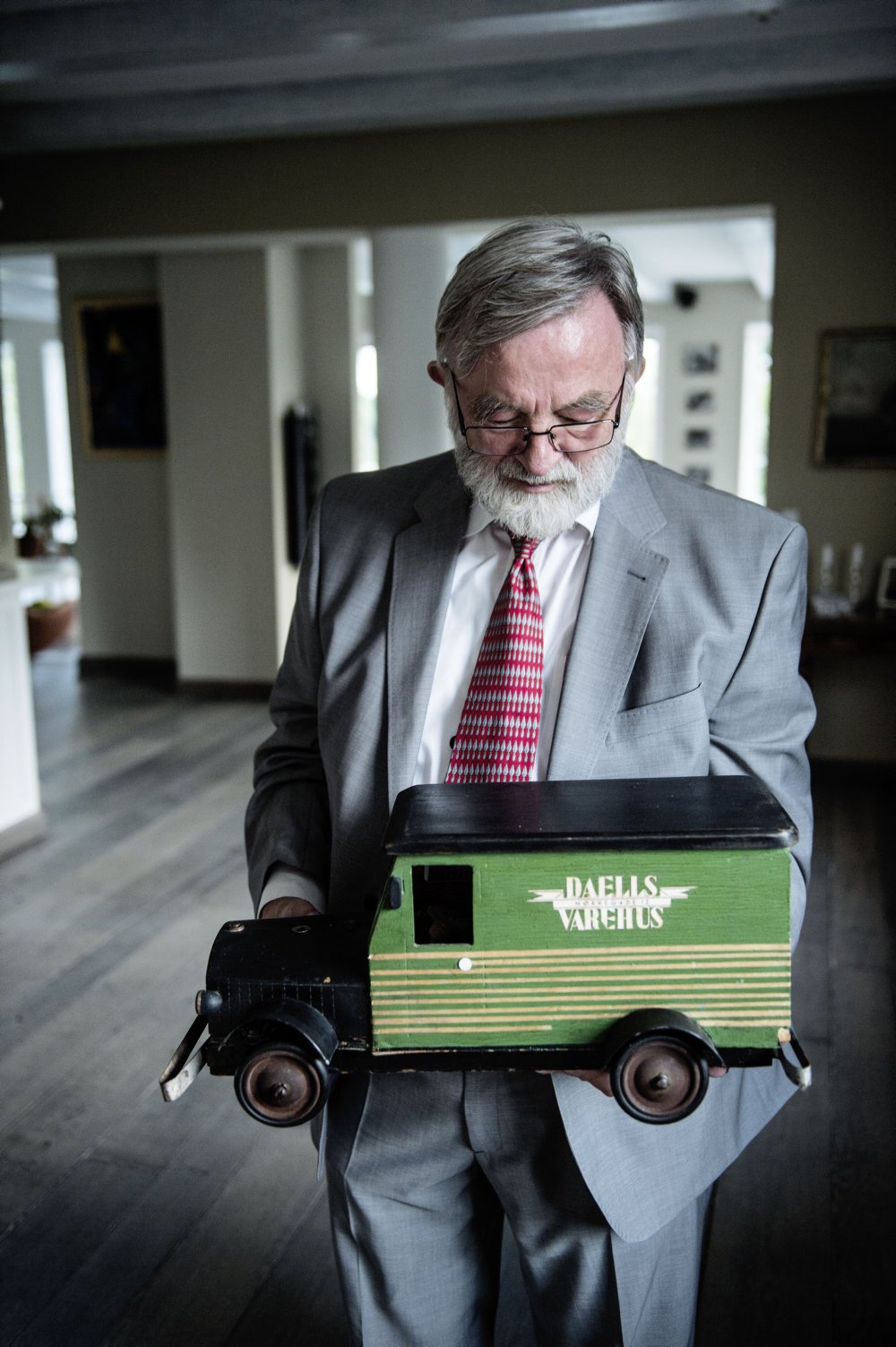 Han kom til Danmark som syvårig på svagbørnsophold. Familien bag Daells Varehus tog ham til sig. Siden skabte Kurt Daell, der nu fylder 80 år, sin egen formue.