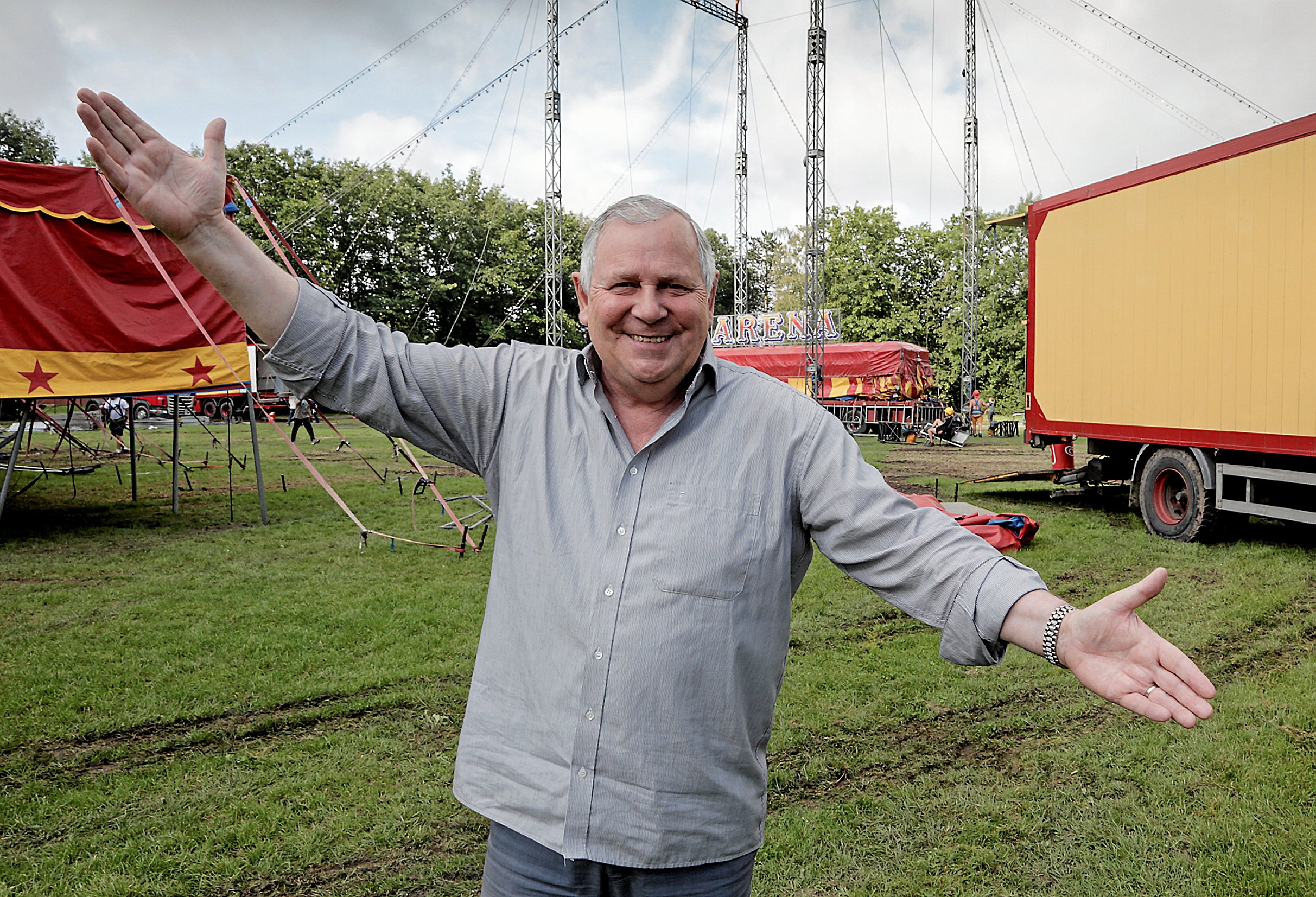 Trods kritik i DR-dokumentar for konkurser, der har resulteret i, at staten gik glip af 20 millioner kroner, arbejder cirkusdirektør Benny Berdino fra Cirkus Arena målrettet videre med store planer om at skabe feriecenter med blandt andet vandland og hytter til overnatning ved Slagelse. Direktøren fortæller, at han er blevet frikendt i sag, hvor told og skat ville give ham konkurskarantæne.