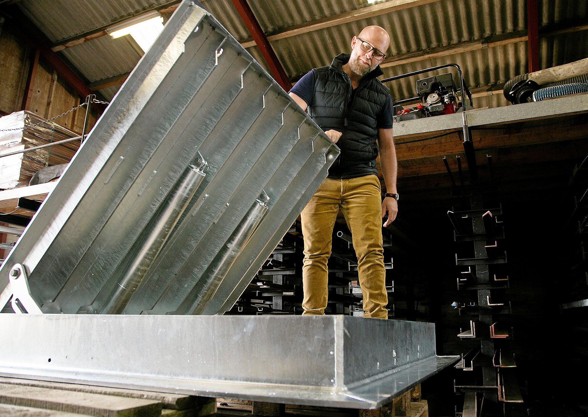 Låget på et stort brønddæksel kan veje 500 kg. Med fjedre og omhyggelige computerberegninger konstruerer J. E. Juncker det, så det kan åbnes, som vejede det bare 12 kg. Foto: Thomas Olsen
