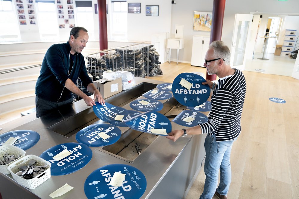 Landets efterskoler åbner igen mandag, med to ugentlige test og afstandskrav, efter tre måneders nedlukning.