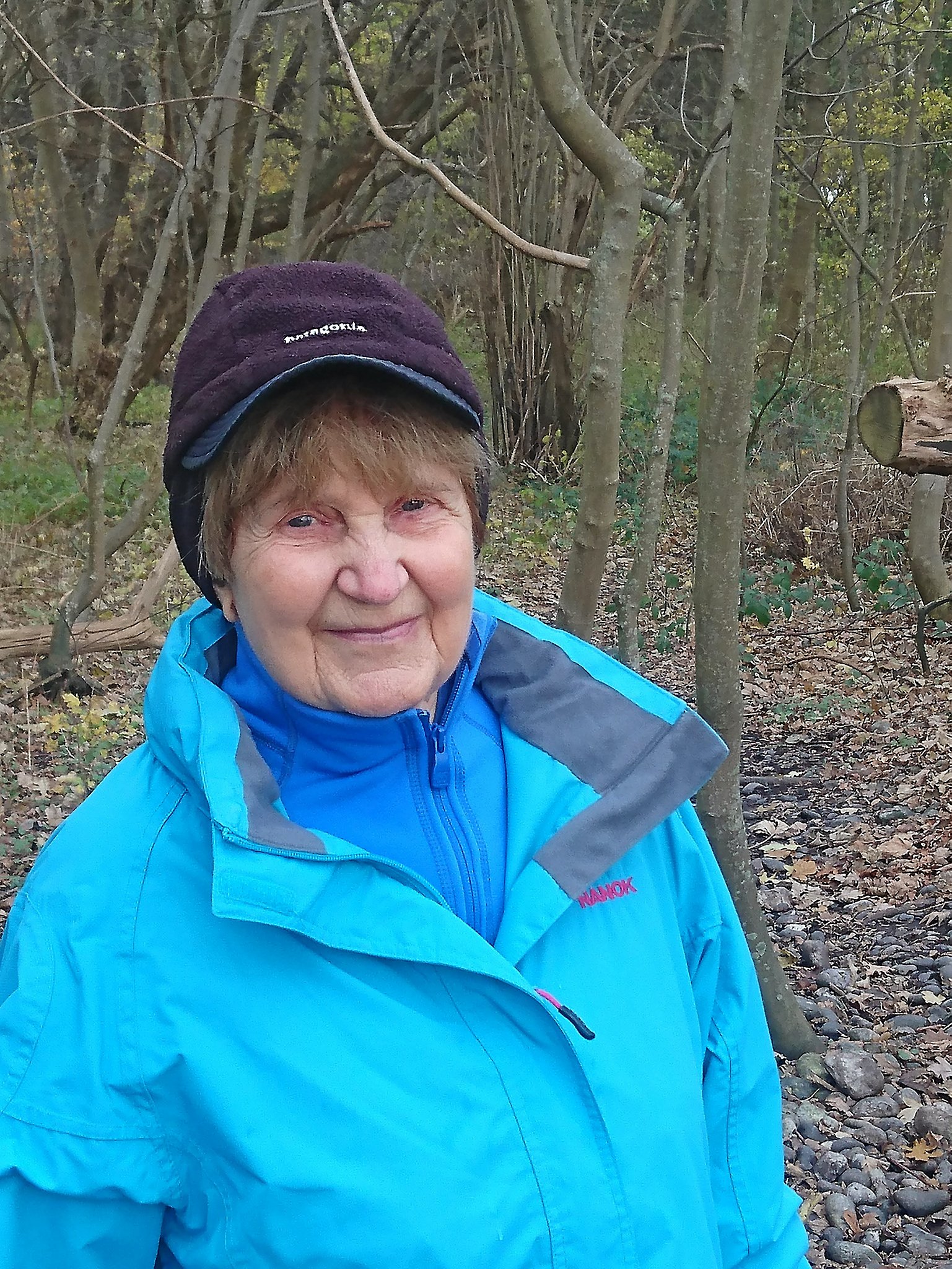 Tidligere tandklinikchef Birgitte Mårtensson på én af sine daglige gåture i den stevnske natur. Privatfoto