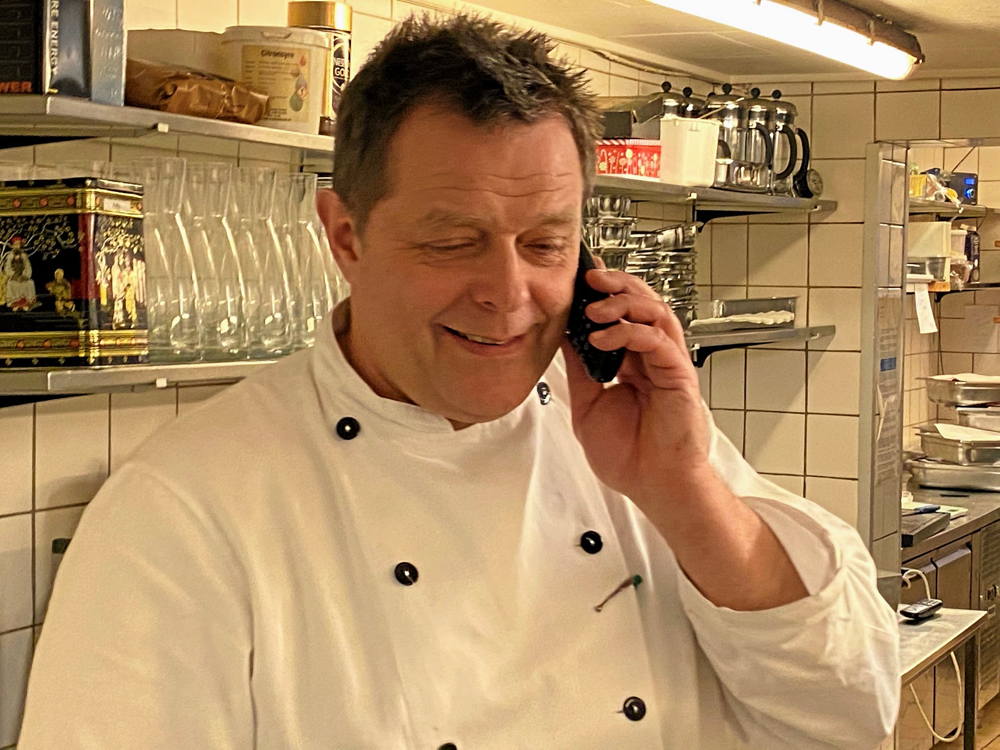 I aften er næsten alle borde fyldt med gæster hos Madam Bagger, mens Carl Peter først efter testaften fredag åbner med fyldt restaurant på lørdag.