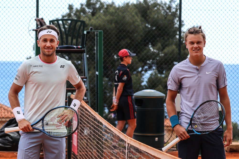 Holger Rune fik ikke et ben til jorden, da han tabte 2-6, 1-6 til Casper Ruud i Monte Carlo Masters.