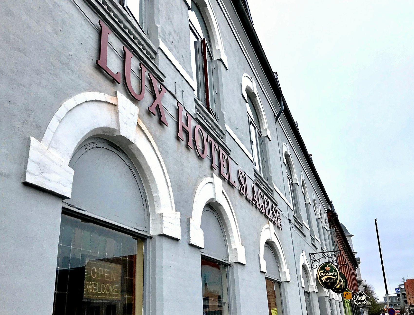 Københavnsk selskab, som ejer Hotel Lux i Slagelse, er pludselig vendt på en tallerken og ønsker nu mulighed for at huse hjemløse igen. Forrige år raslede selvsamme bortforpagter ellers med sablen grundet uenigheder med forpagterfamilien på stedet, som fik påbud om at sende beboerne på gaden. Kommune afviser.