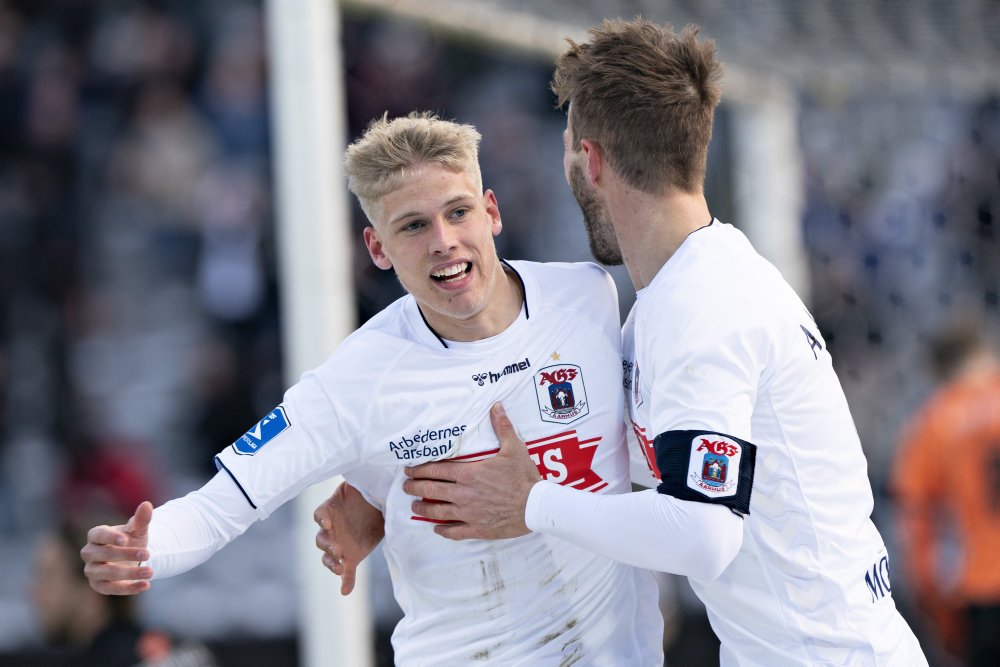 AGF holder trit med toppen af Superligaen efter en hjemmesejr på 2-0 over rivalerne fra Randers FC.