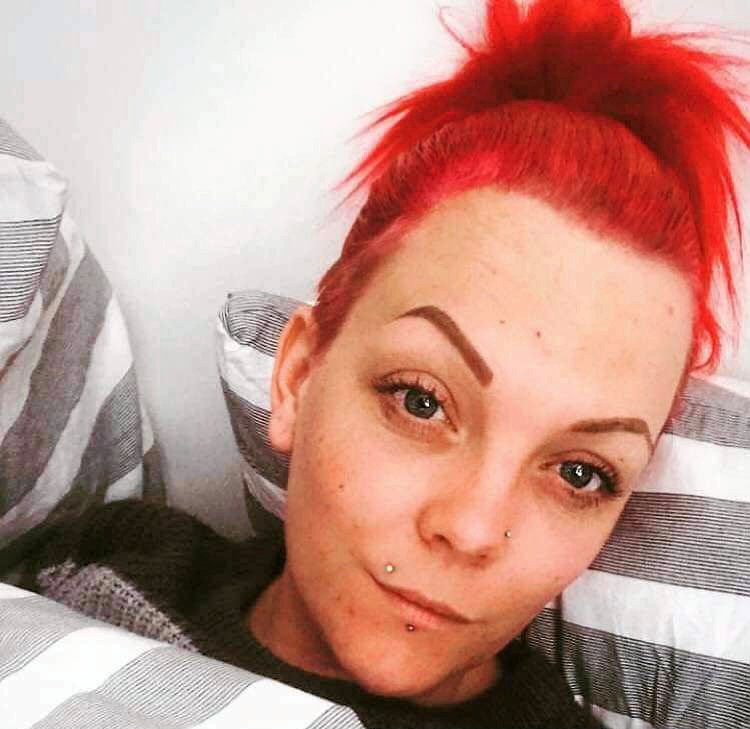 Slagelse Kommune får kras kritik for sagsbehandling og valg af opholdssted til 29-årige Christina Eriksen og hendes søn. Samme kommune beklager nu og vil sikre, at hun og den fireårige dreng kommer et andet sted hen.