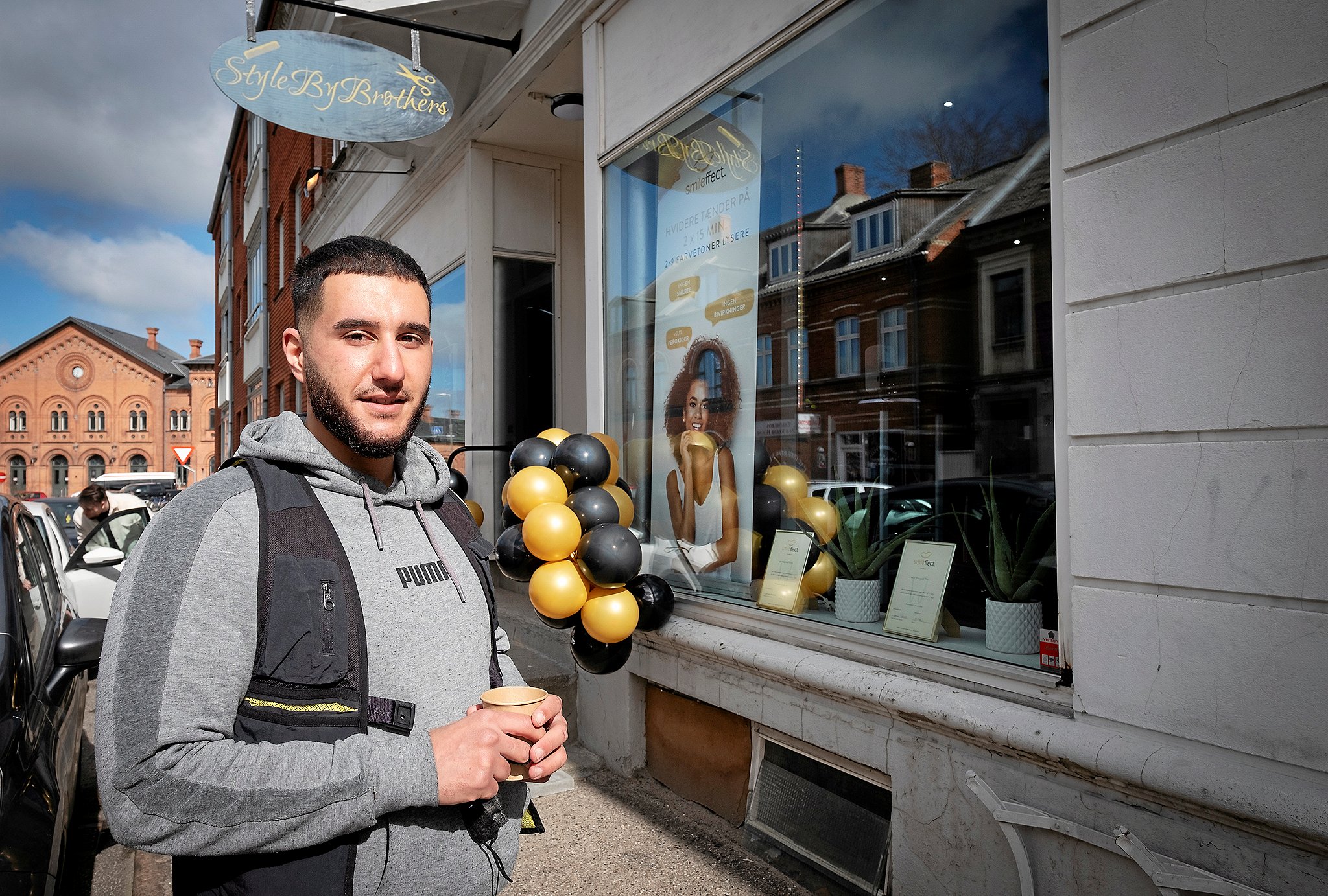 En uge før landets nedlukning i december ville 25-årige Yakub Tas have åbnet ny salon i Slagelse. Det fik han endelig lov til i går, tirsdag, og dagen var derfor en særlig stor festdag for den unge salon-ejer, der åbner med blandt andet et såkaldt fiskespa.