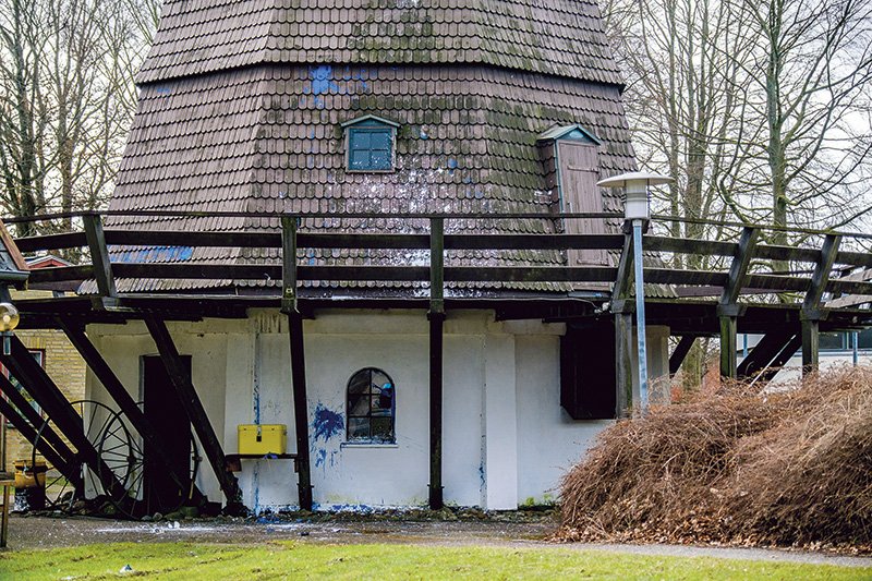Brøndbyvester Mølle blev i marts udsat for hærværk, hvor gerningsmændene i ly af natten smadrede ruder og overdængede den 133 år gamle bygning med blå og hvid maling. Foto: Robert Hendel