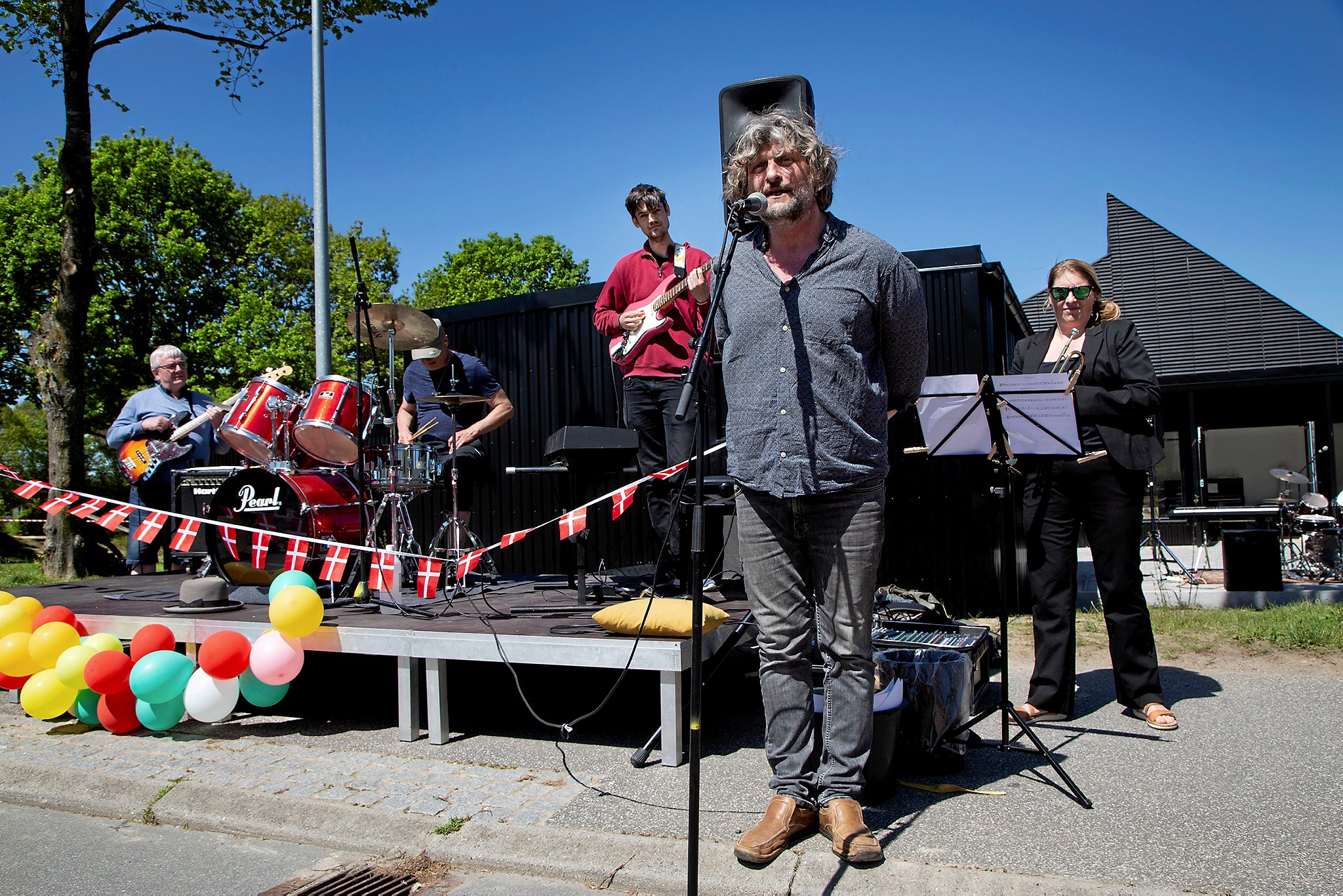 Stefan Moulvad ved mikrofonen tog jobbet som leder for Slagelse Kulturskole med 10 års erfaring som leder af Lejre Musik- og Billedskole. Men det er slut nu.