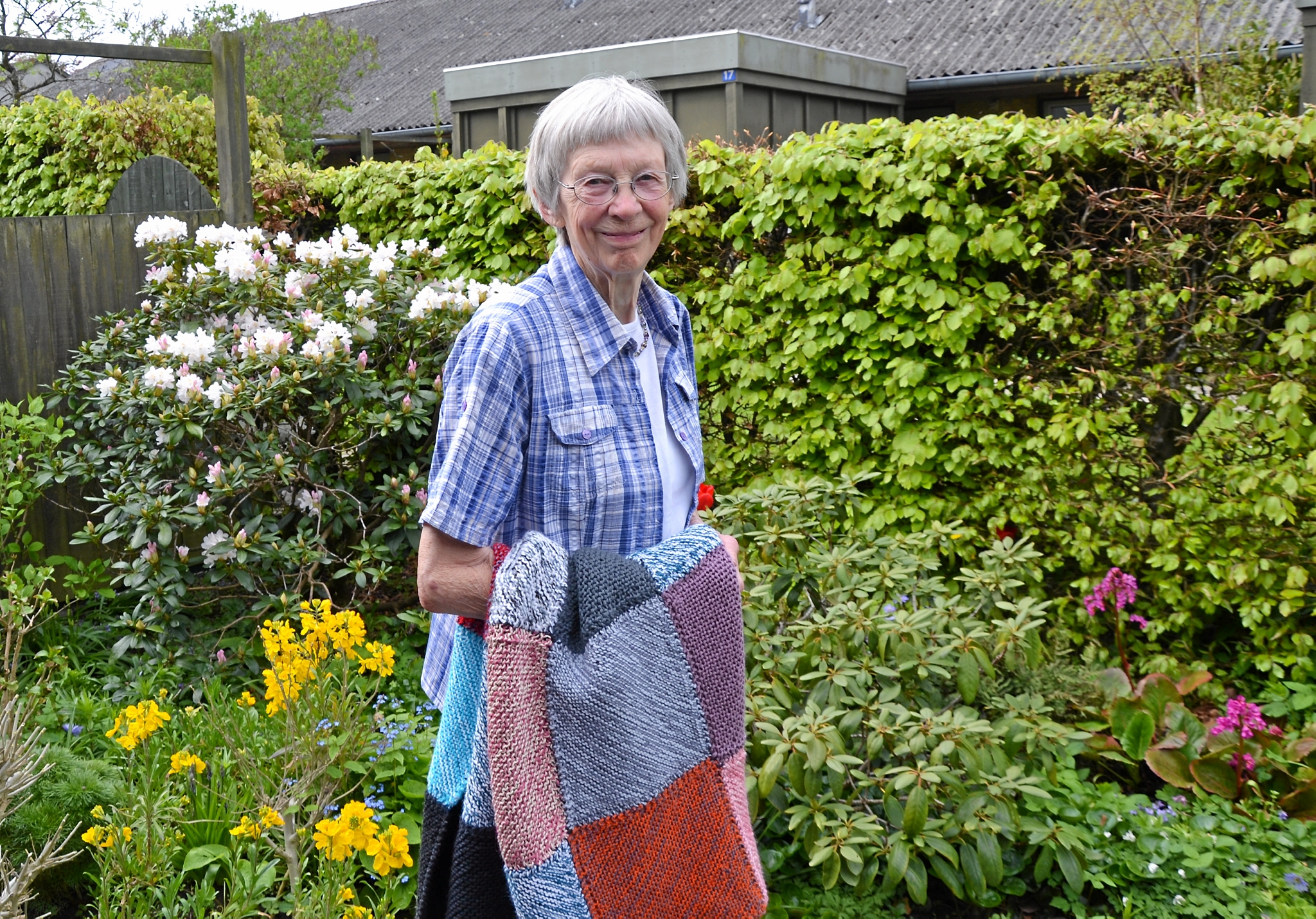 Inger Gammelgaard Nielsen er her fotograferet i sin have, da hun blev 90 år. Tæppet havde hun hæklet til Røde Kors' arbejde. - Klaus Slavensky Inger Gammelgaard Nielsen er her fotograferet i sin have, da hun blev 90 år. Tæppet havde hun hæklet til Røde Kors' arbejde.