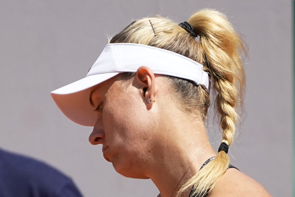 Kvalifikationsspilleren Anhelina Kalinina sendte Angelique Kerber ud af French Open i første runde.