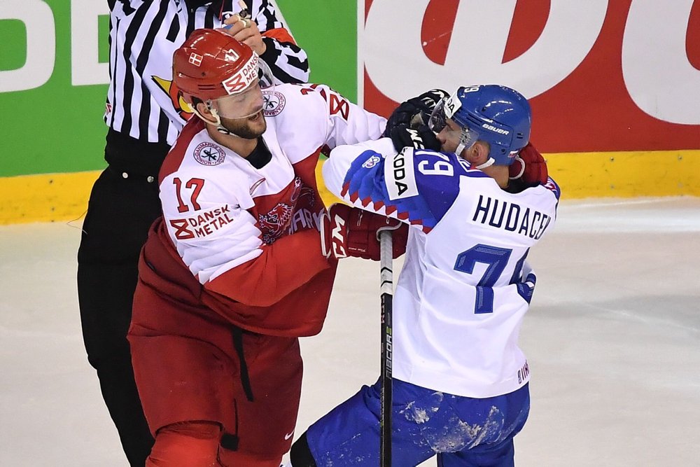 Det danske ishockeylandshold skal op imod fire tidligere verdensmestre ved VM i Letland.