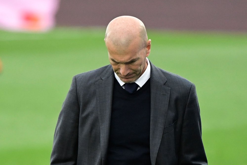 Franskmanden Zinedine Zidane forlader Real Madrid som cheftræner. Det oplyser klubben torsdag.