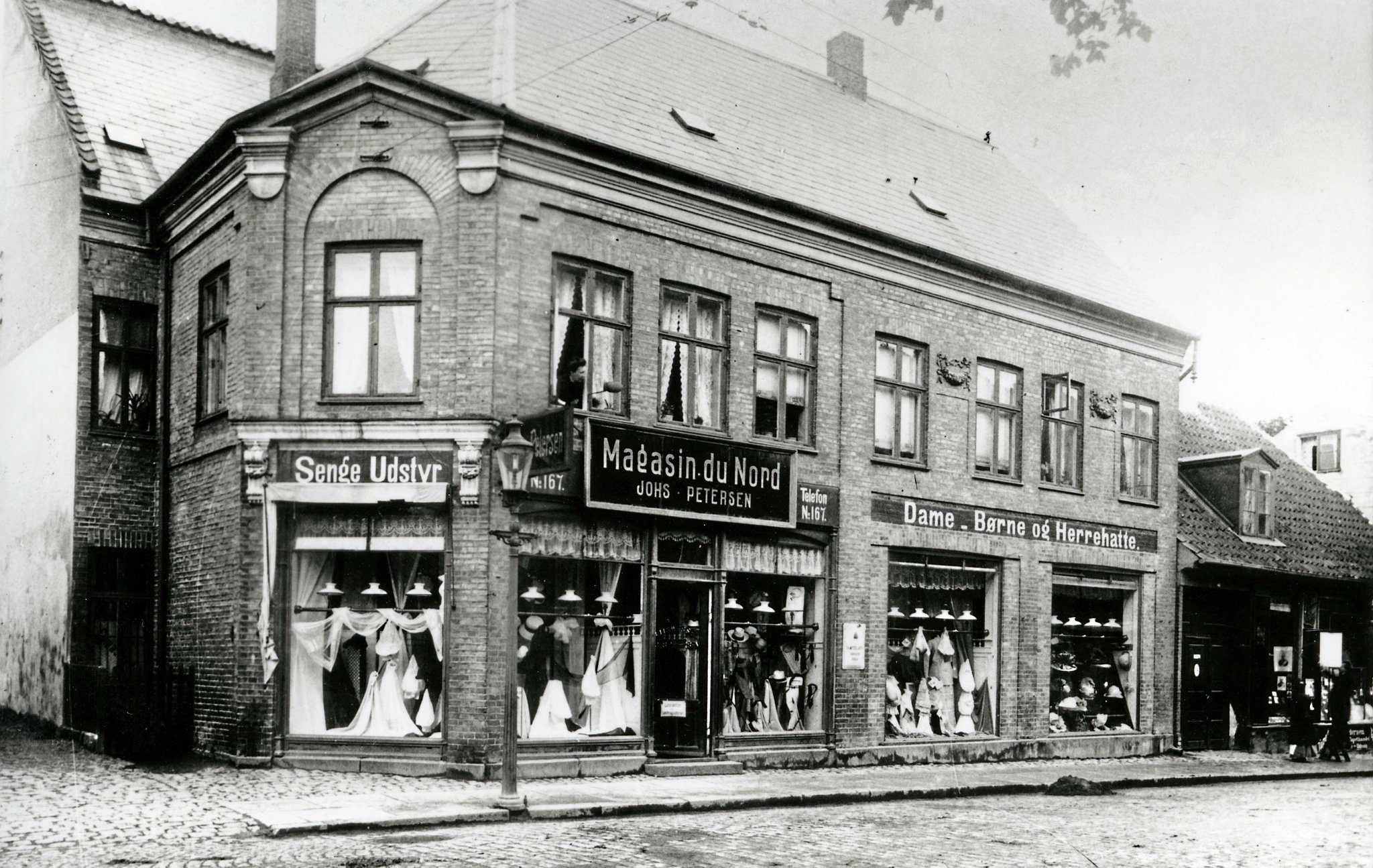 Stadsarkivet og Handelsforeningen har indgået et samarbejde, hvor man kan gå en rute gennem byen og få historier om Lyngby Hovedgades butikker og huse før og nu.