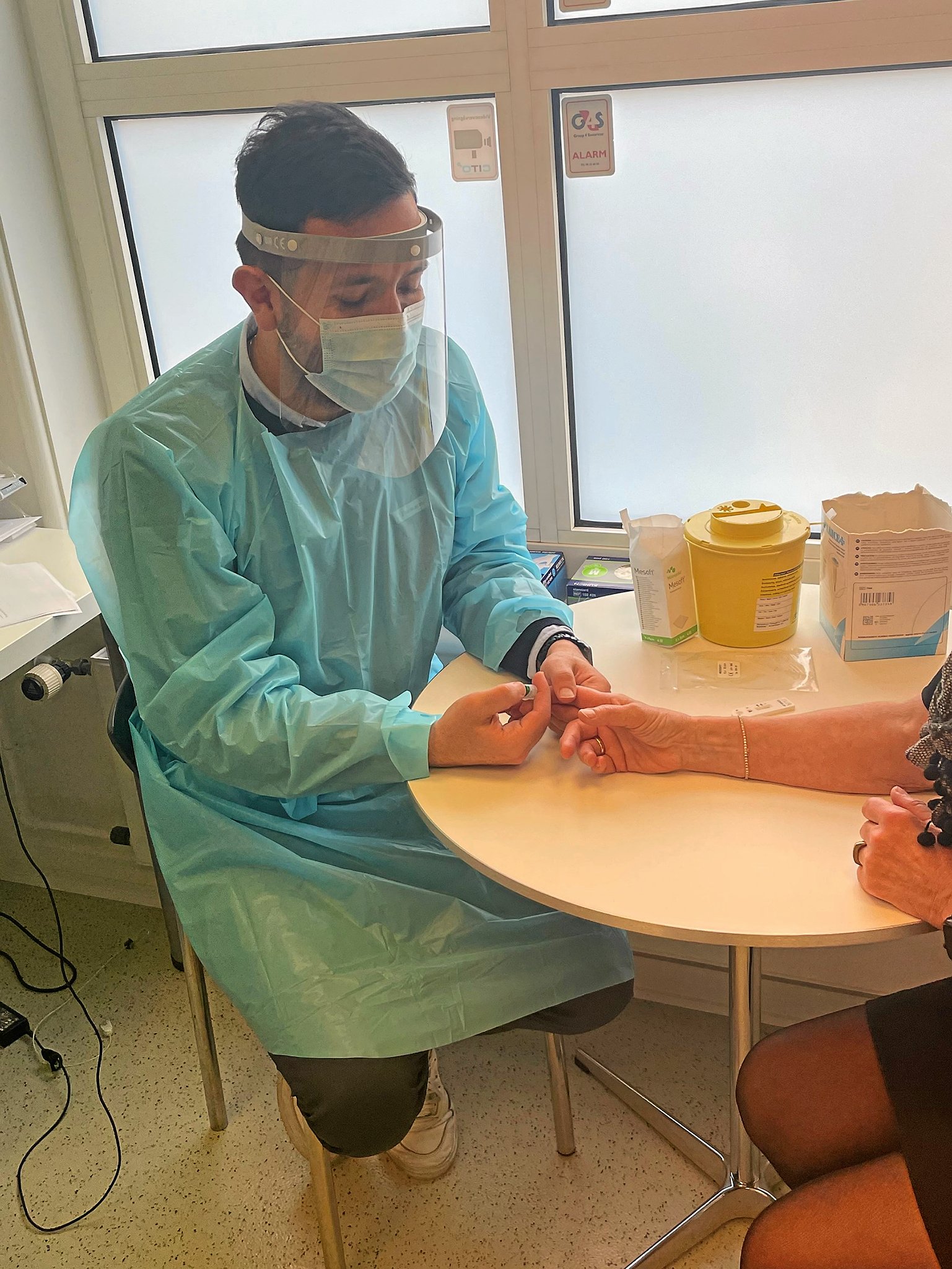 Charlottenlund Apotek sælger en antistoftest, som de anbefaler man tager hver tredje måned for at se, om virkningen af ens vaccine ebber ud. Men det er en dårlig idé, mener vaccineekspert