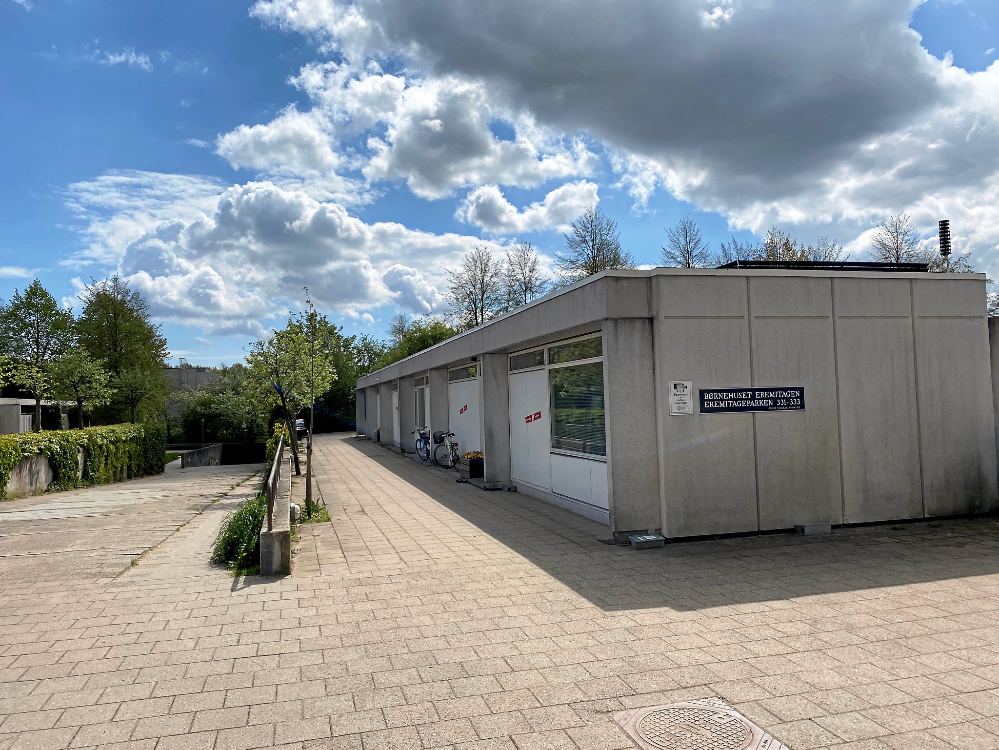 Lyngby-Taarbæk Kommune bør selv dæmpe støjen i Børnehuset Eremitagen, hvis Folketinget ikke leverer, siger udvalgsformand. Institutioner bør være med i overvejelserne, når der gives penge til støjbekæmpelse, siger borgmesteren.
