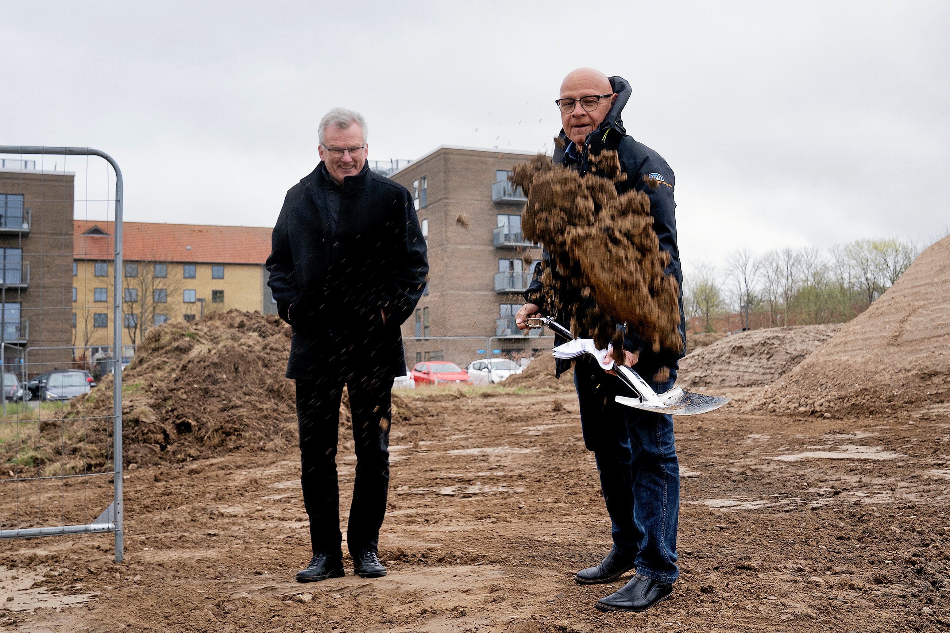Med udgangen af september fratræder Karsten Krüger som administrerende direktør i VAB. Her tager han et spadestik i april i år ved starten på opførelsen af 30 almene boliger i Vølunden i Holbæk. Til venstre står Stampe Duus (K) fra kommunalbestyrelsen.